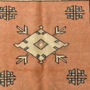 Tapis persan carré saumon et crème, 194x212 cm