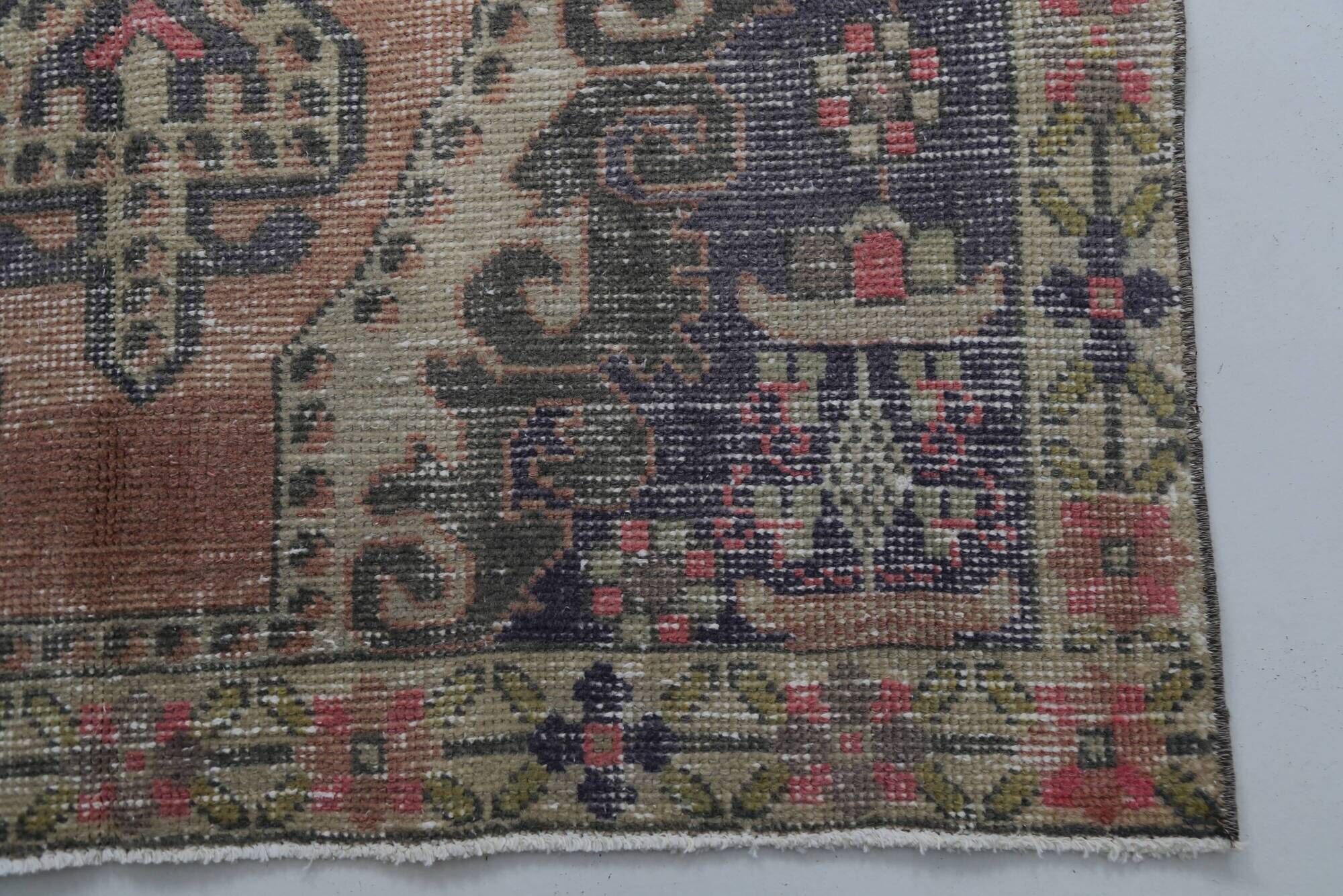 Vintage multicoloured Turkish rug with floral medallion, 125 × 213 cm