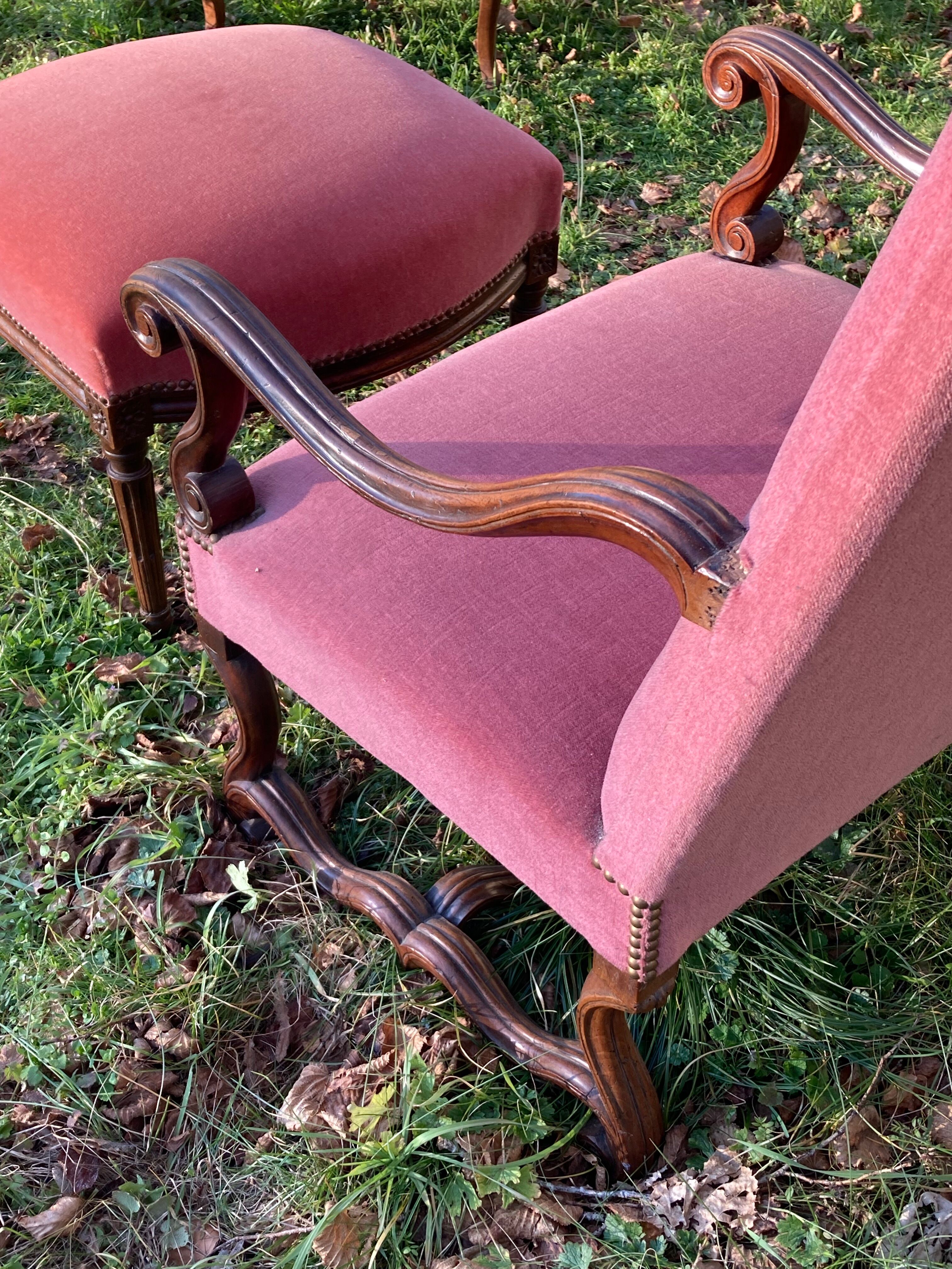 Armchair Voltaire or shepherdess and foot rest in pink velvet Louis XVI
