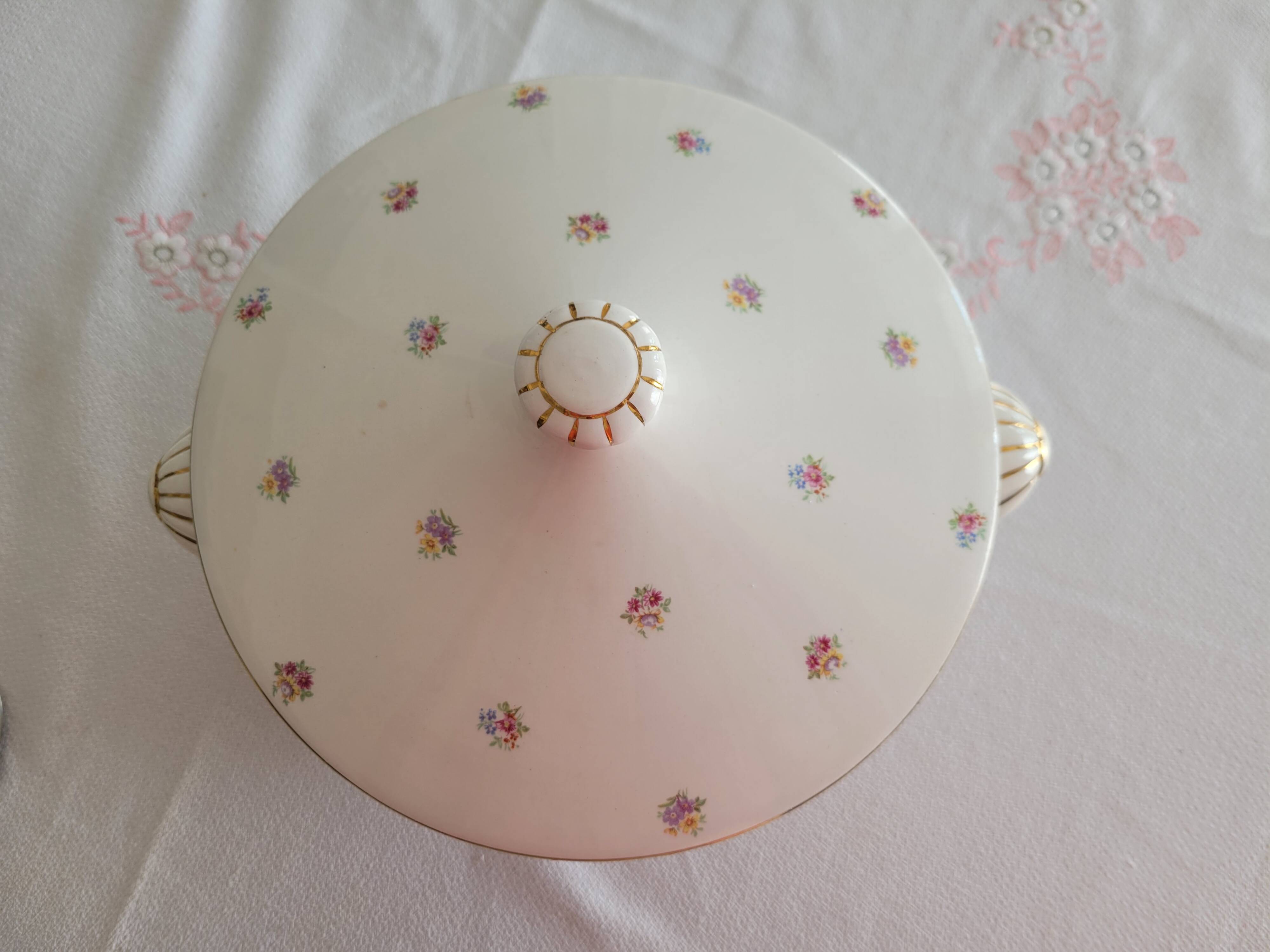 Soup tureen with lid from Digoin Sarreguemines, floral decoration.