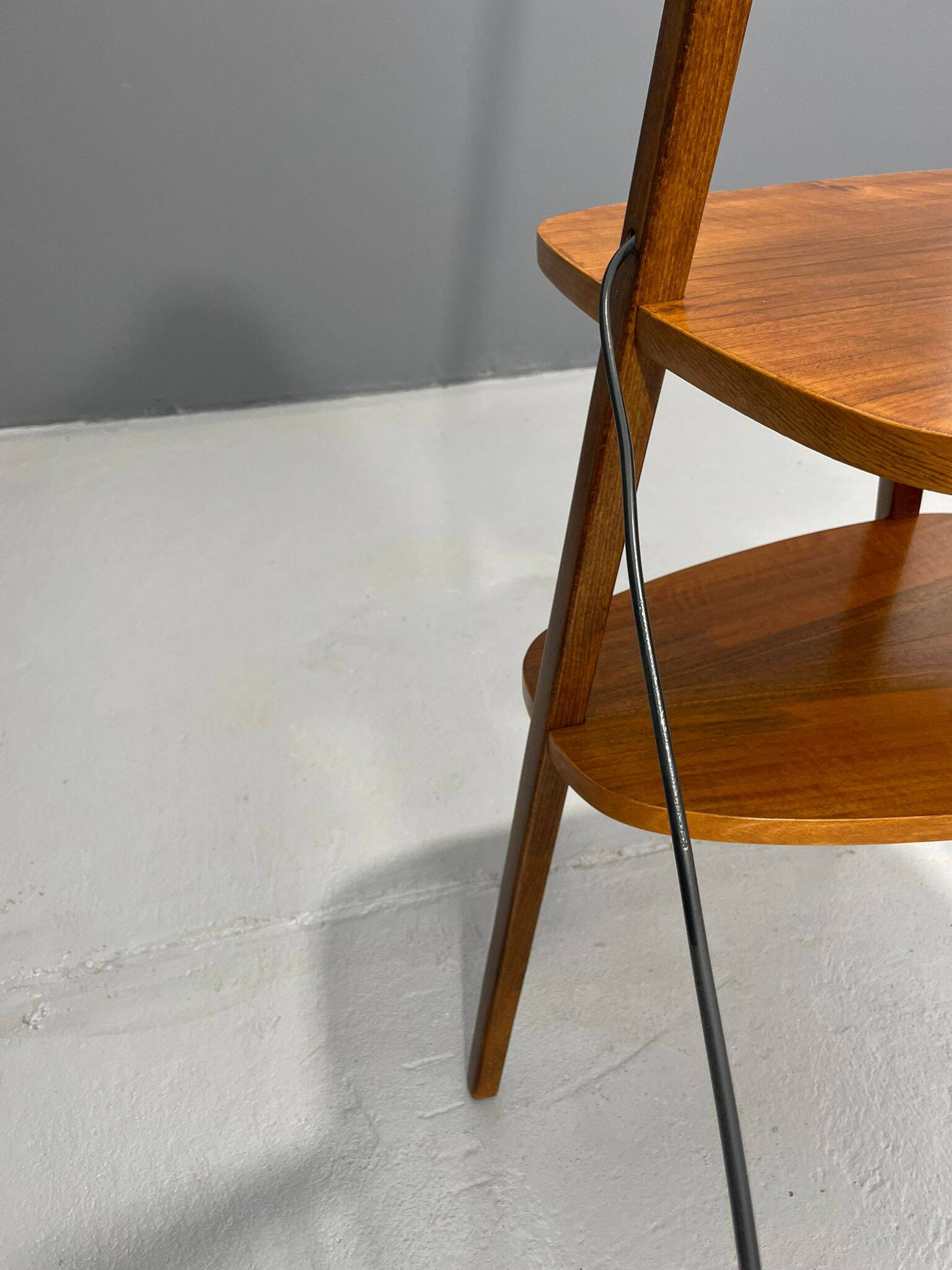 Lampadaire Art Déco avec verre laiteux et table d'appoint, Thonet, années 1950 – Czechos