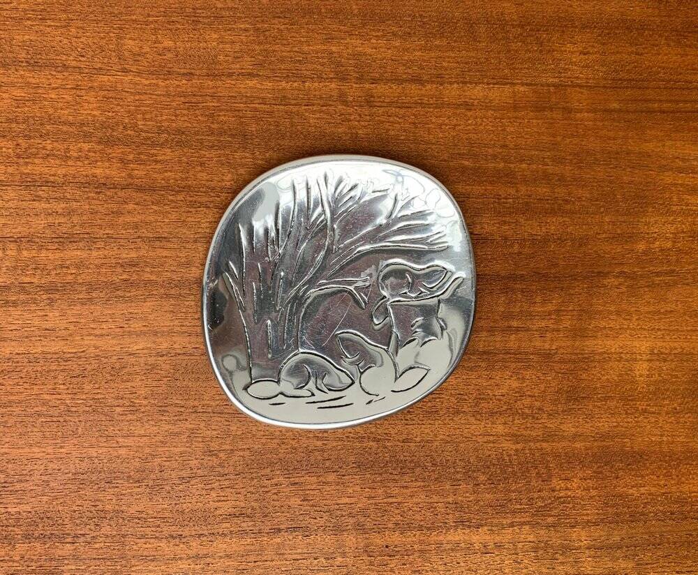 Vintage Canadian metal bowl with beaver decoration by Hoselton.