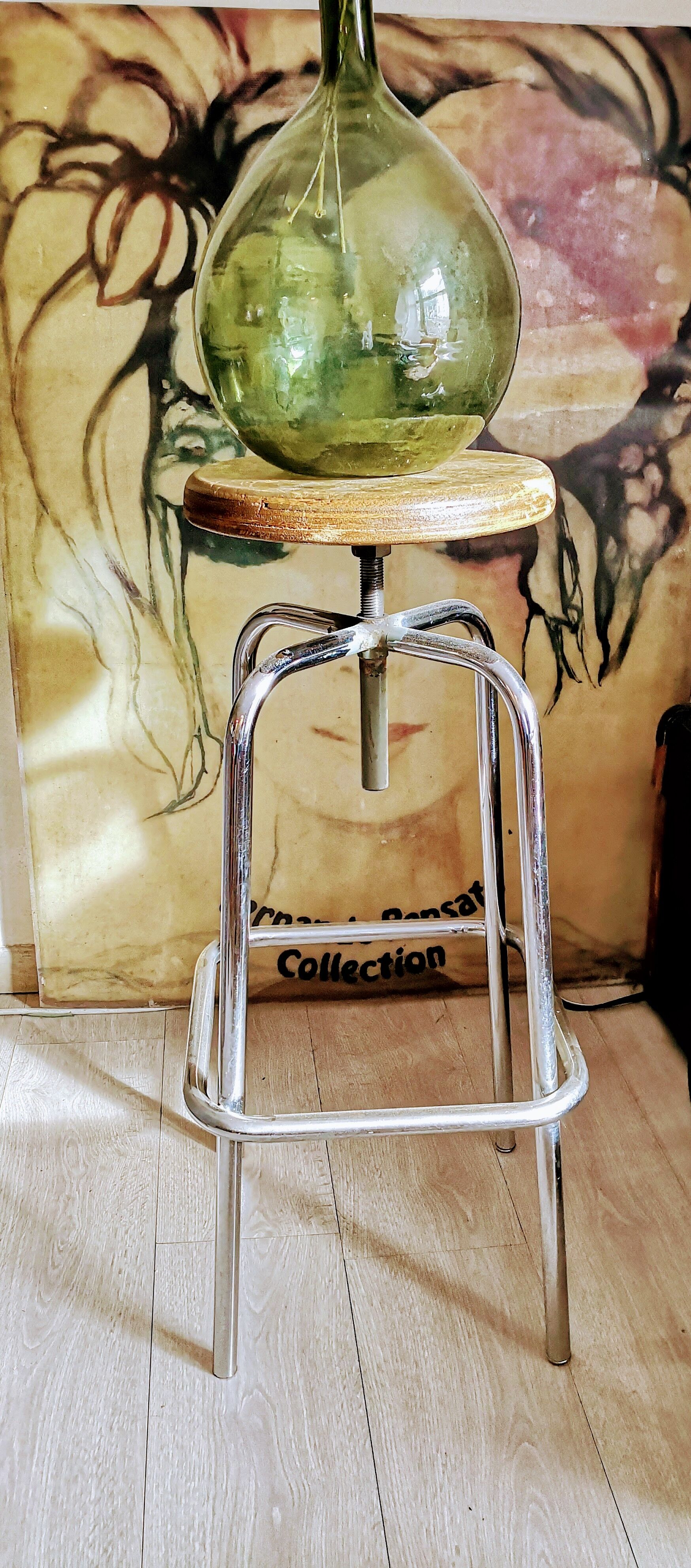 Industrial stool with screw