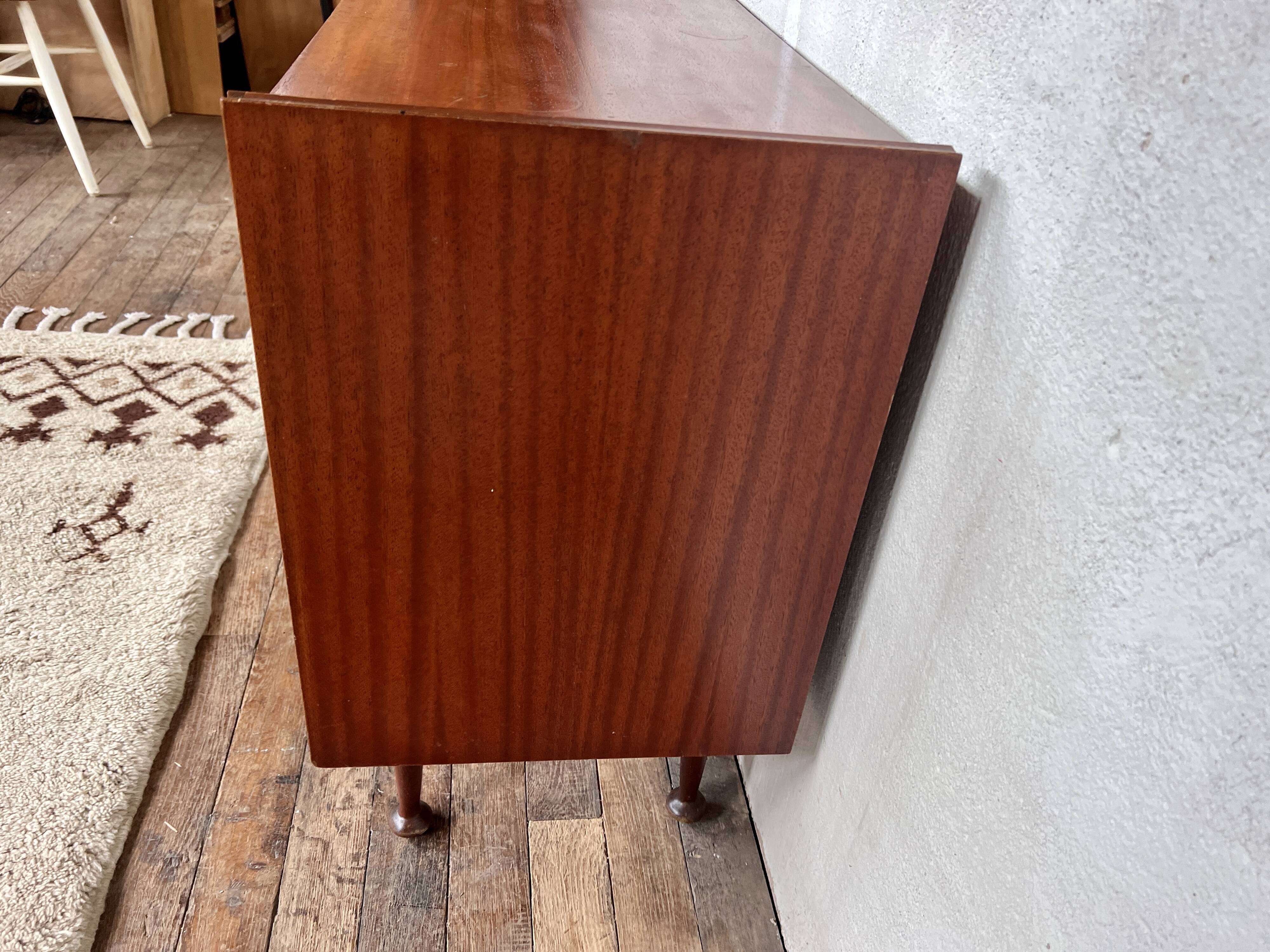 Commode en teck et tiroirs formica blanc - 1960