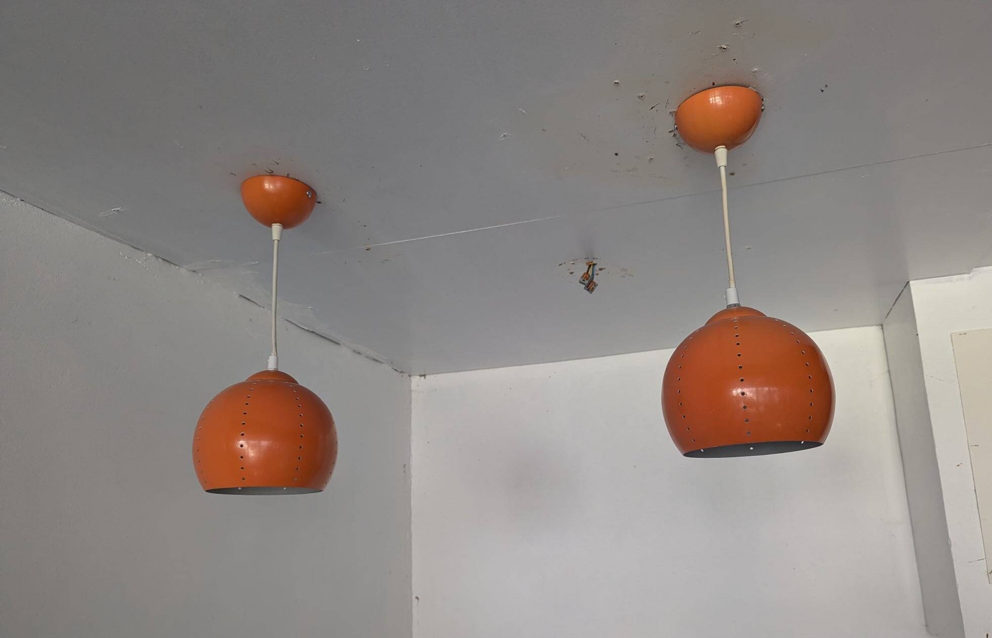 Paire de globes 70's en métal laqué orange.