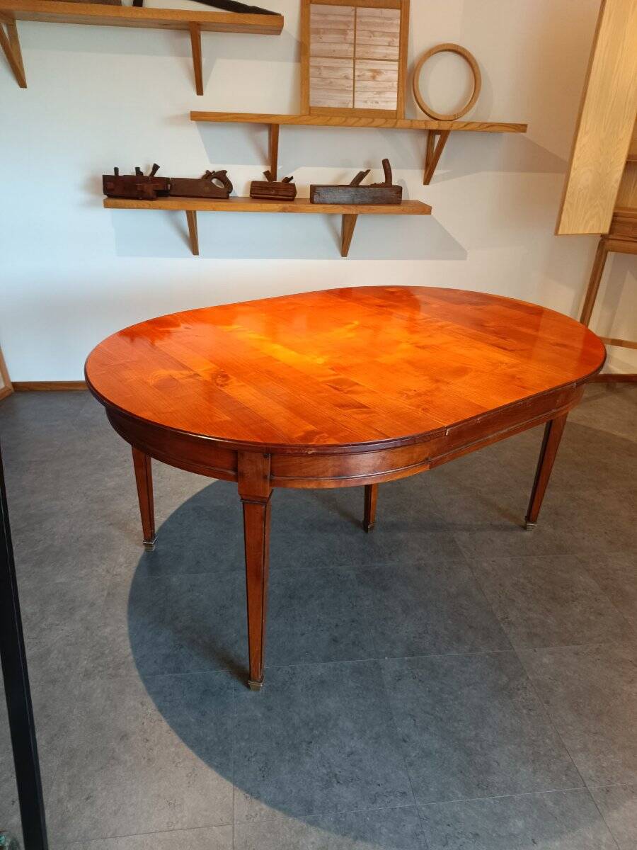 DINING TABLE IN EXOTIC WOOD IN PERFECT CONDITION