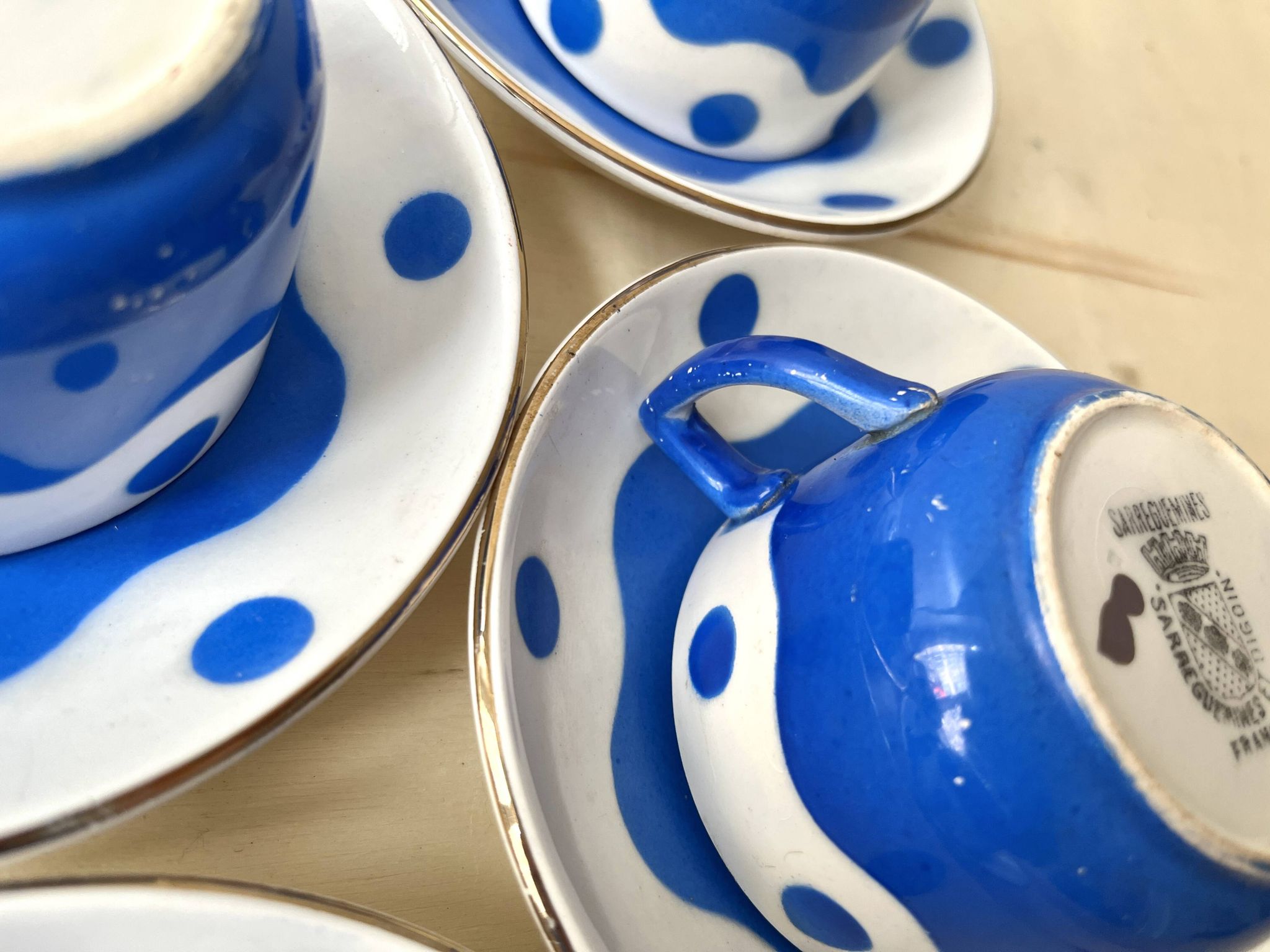 Set of 6 Sarreguemines Digoin earthenware coffee cups with art deco polka dots, 1930s