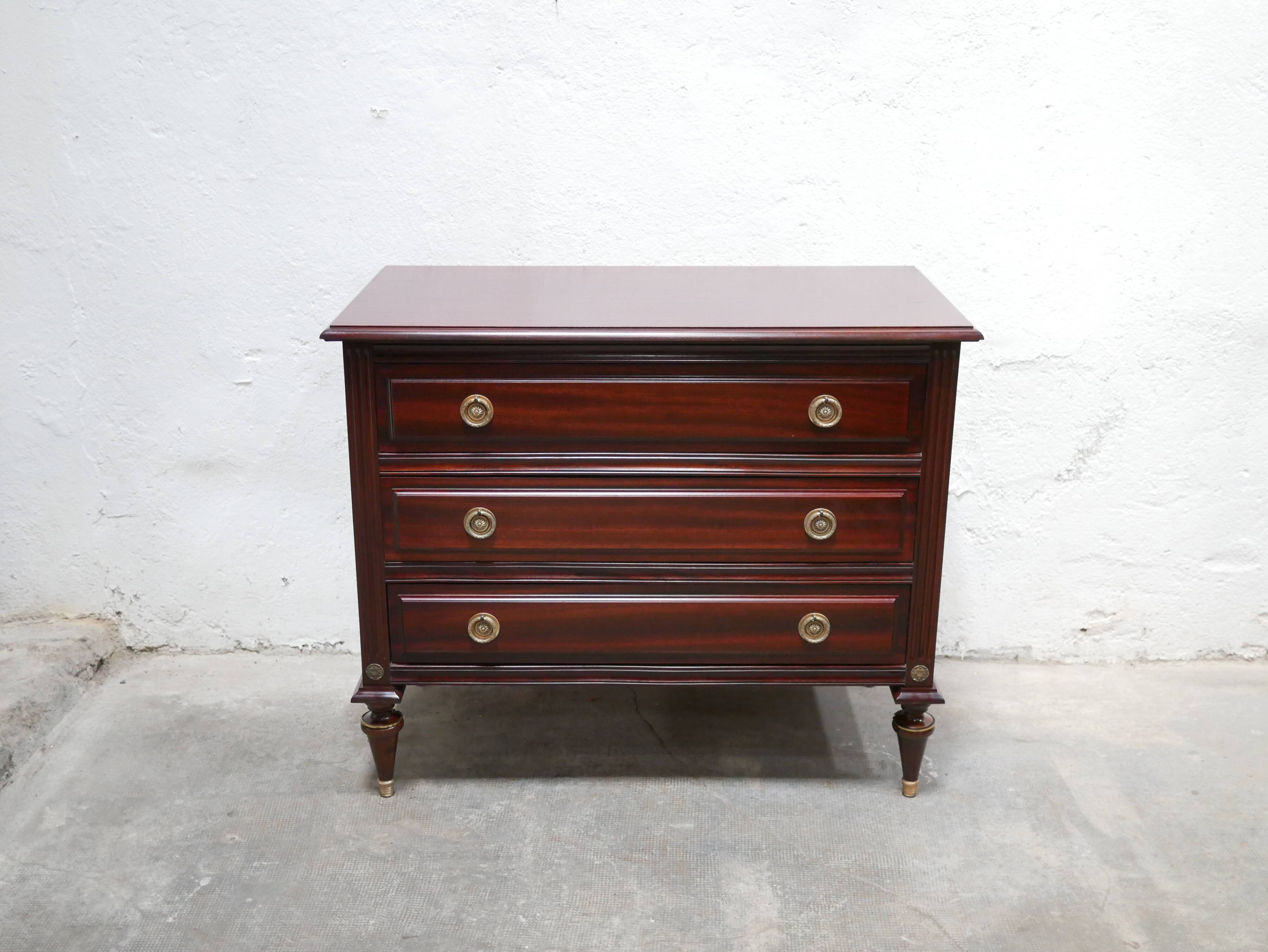 Commode ancienne en bois de style Louis XVI