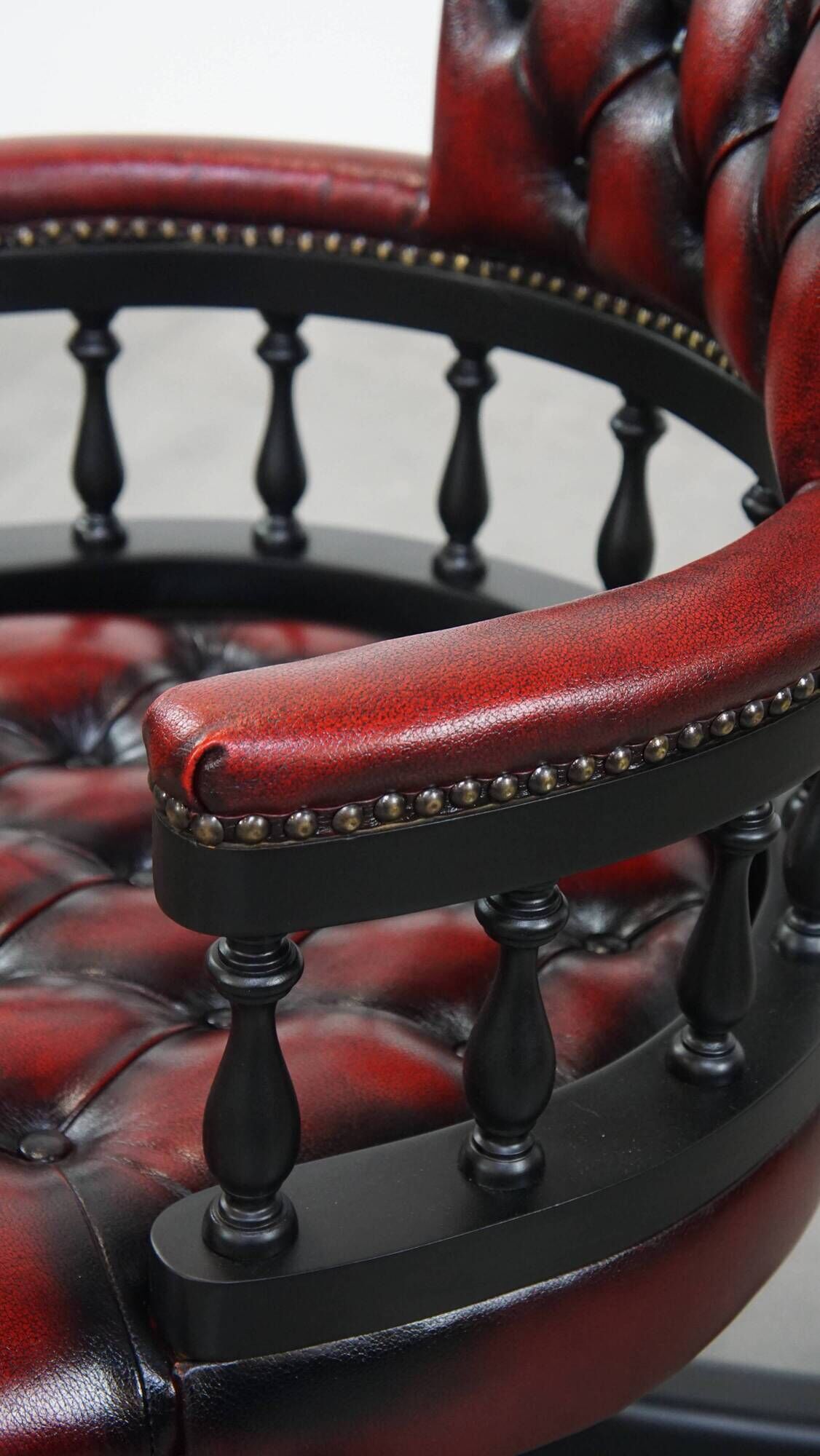 Chaise de bureau Chesterfield en cuir de vachette rouge/noir et bois