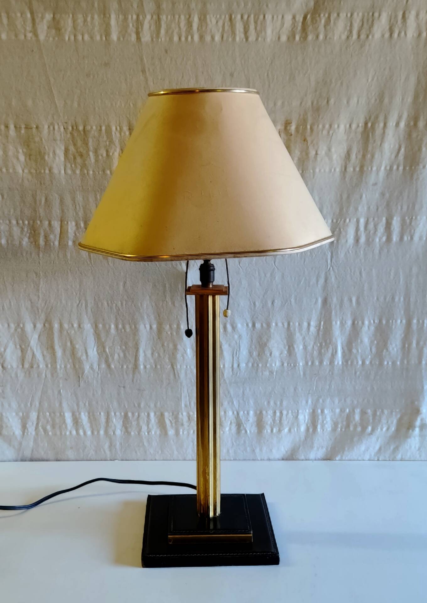 Table lamp base in leather and brass - 50s design