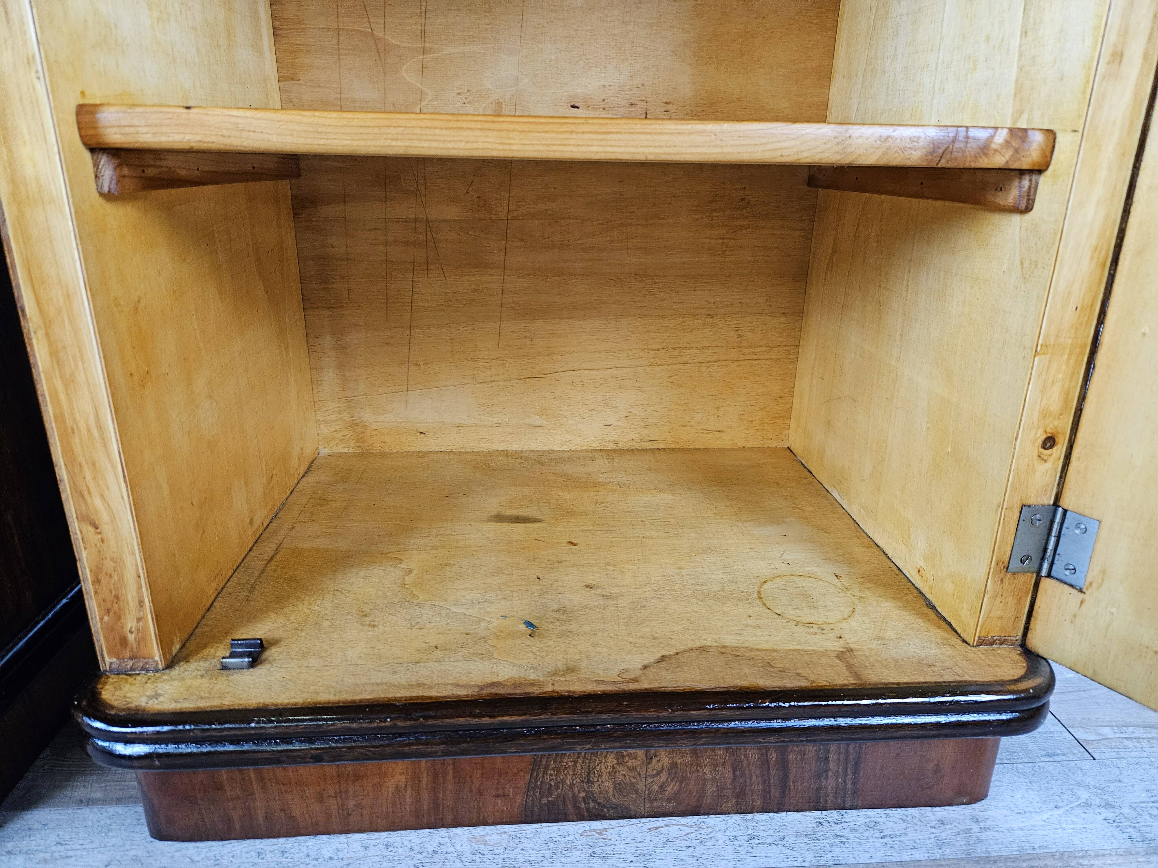 1940 Art Decò nightstands in walnut with door and shelf