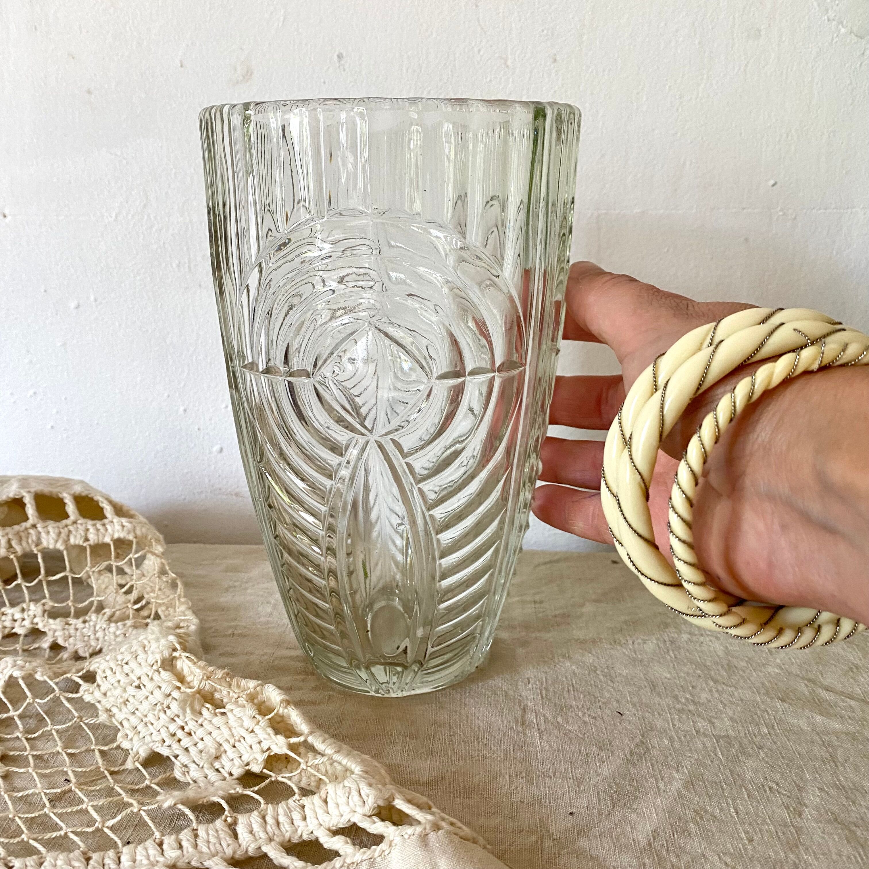 Vase art déco en verre moulé