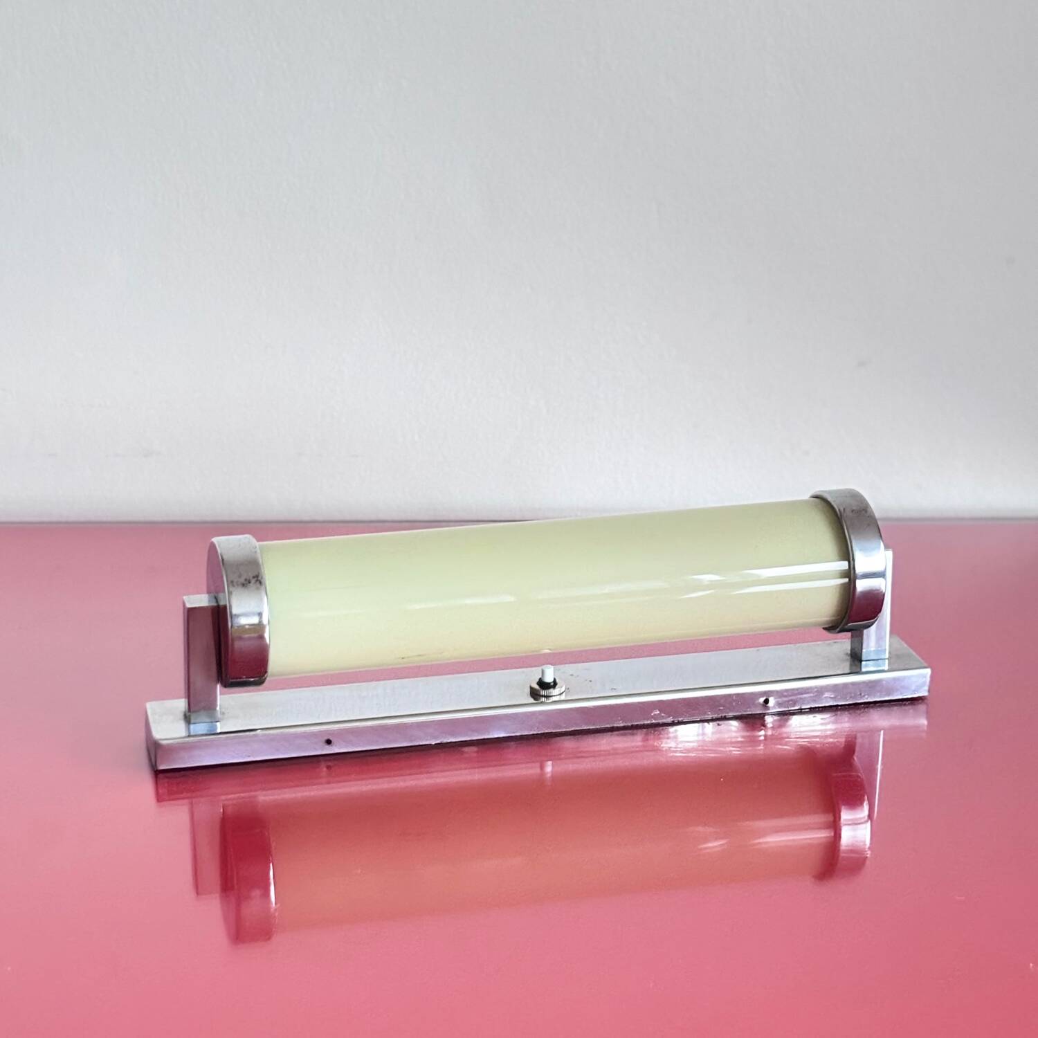 Functionalist wall lamp