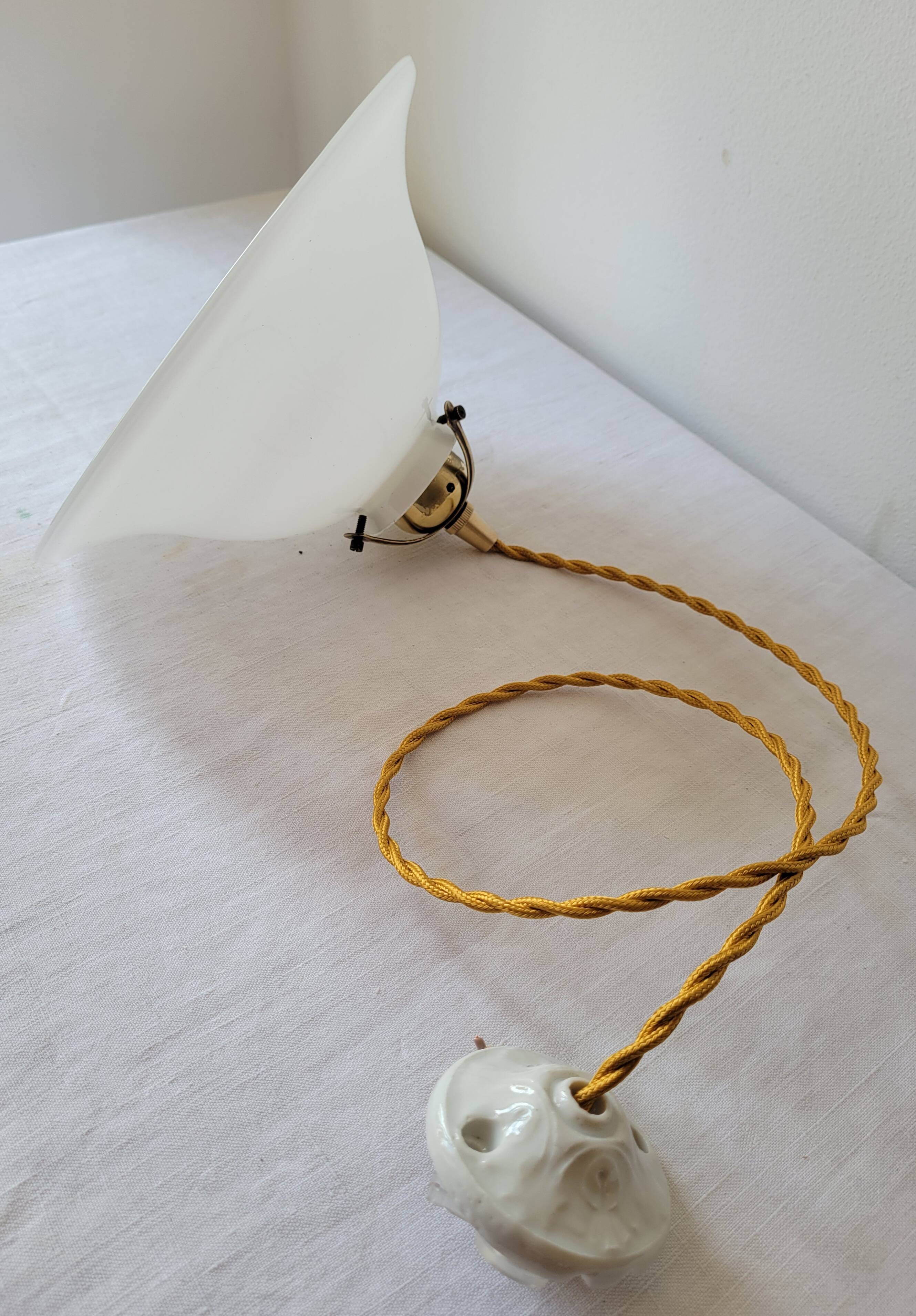 Suspension cloche en opaline blanche
