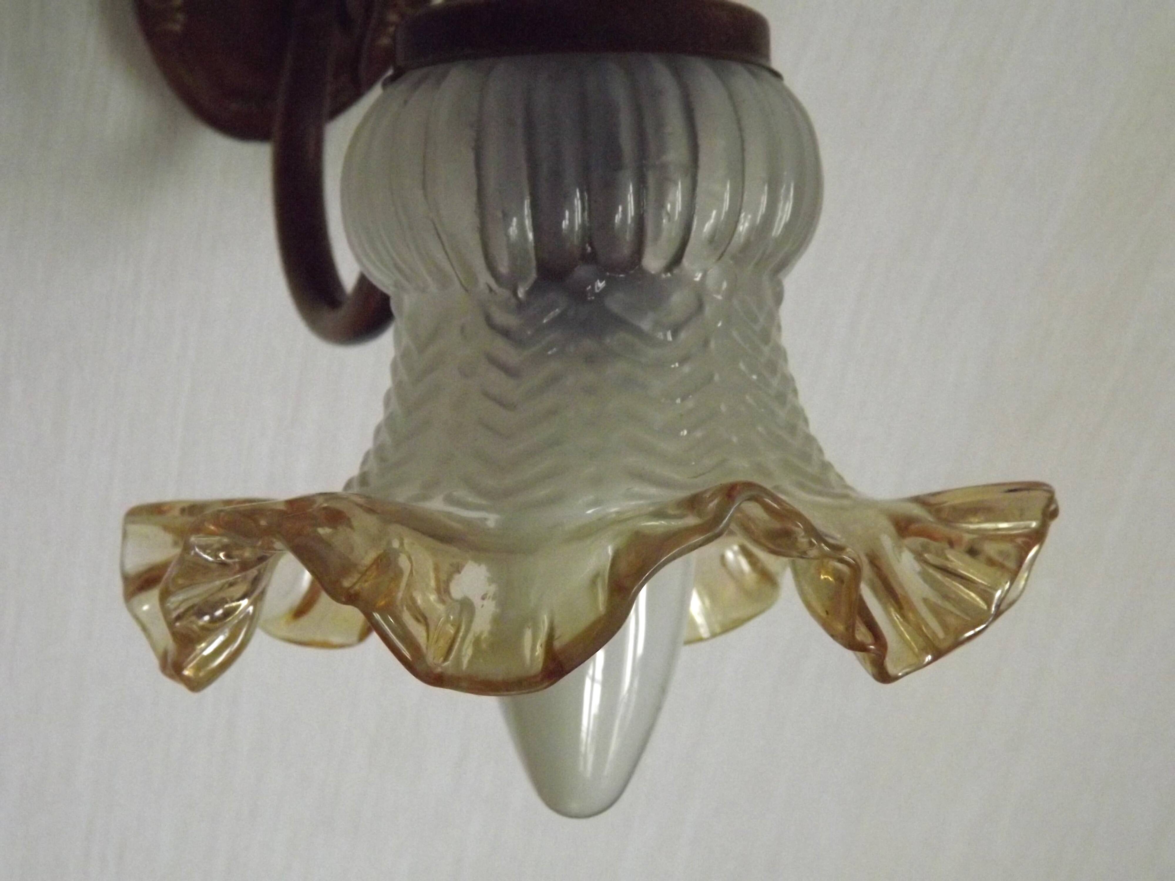 French vintage wall lamp in brass with a glass shade featuring frills and patterns 5524.