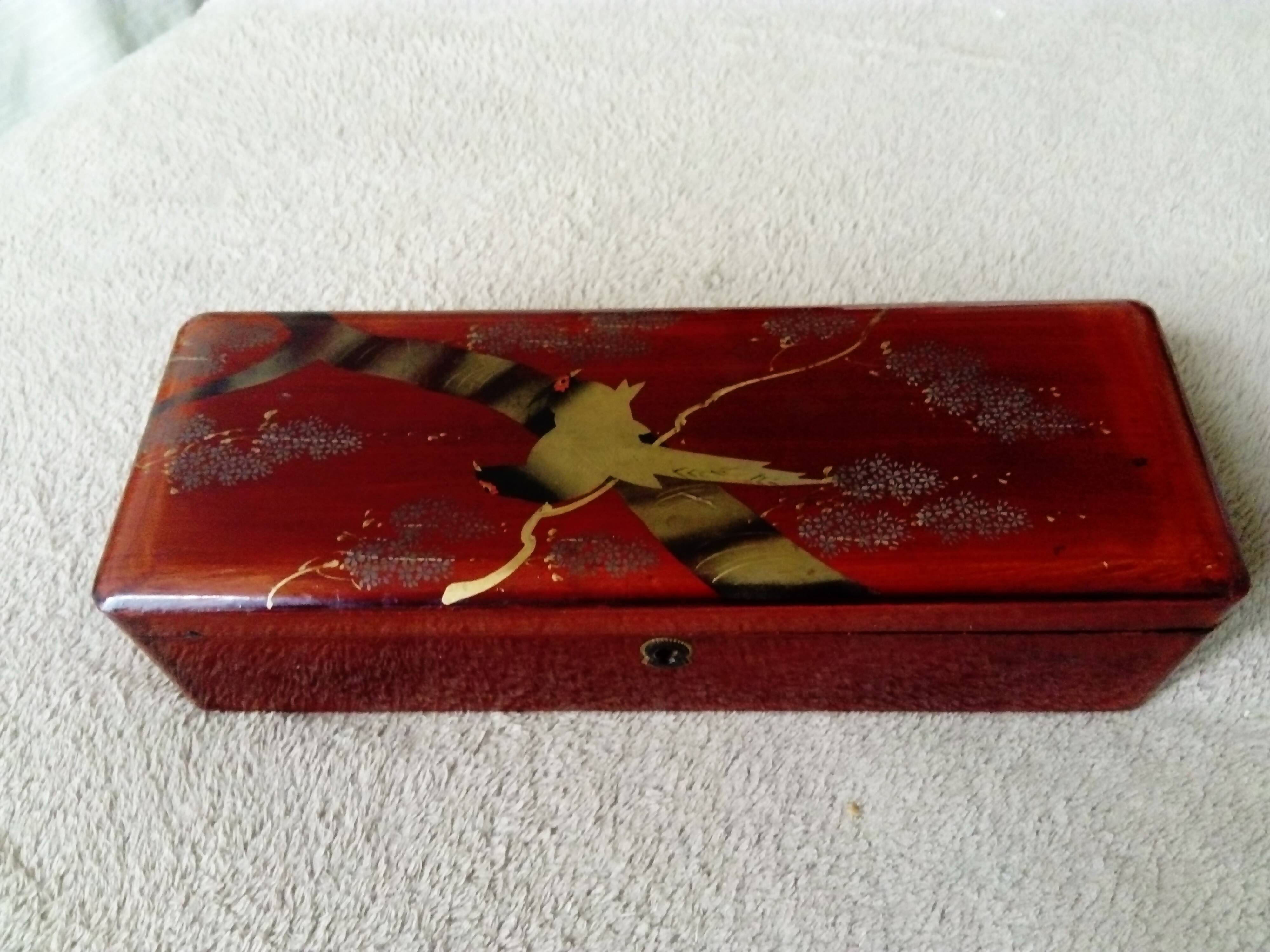 Glove box in lacquered wood decorated with 2 birds under wisteria