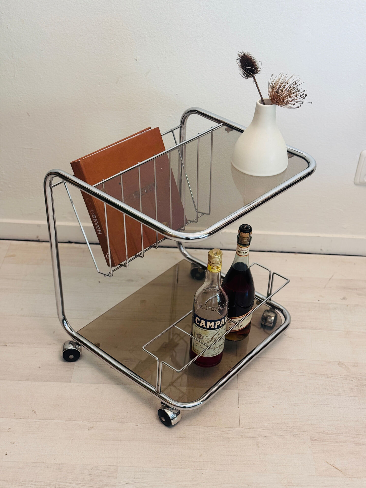 Chariot de bar vintage en cadre de tube chromé avec verre fumé des années 70