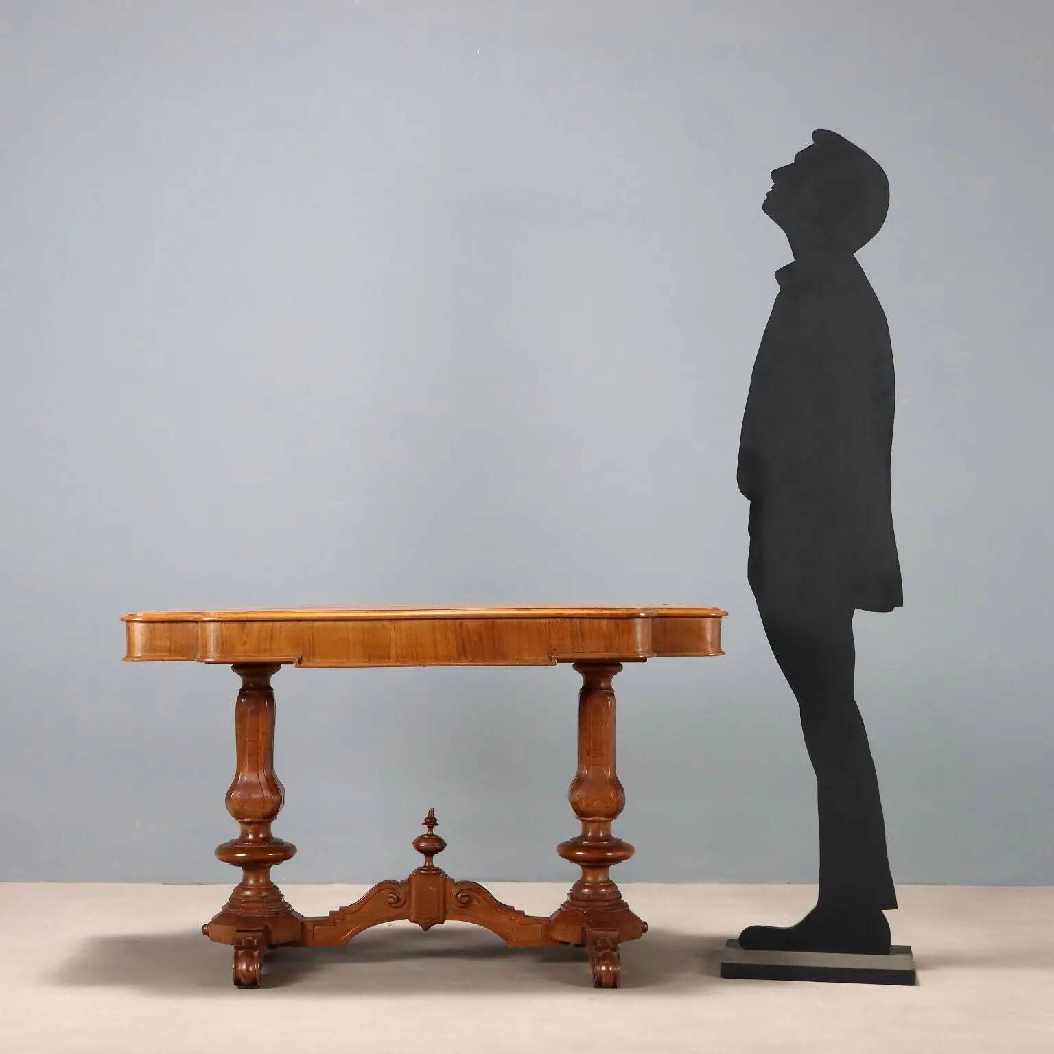 Small antique Umbertino table in walnut, Italy, 19th century.