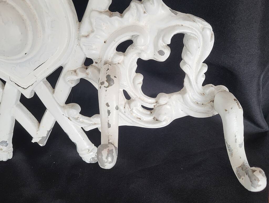 Porte-manteau mural vintage à 4 crochets en aluminium moulé, orné d'héraldique.