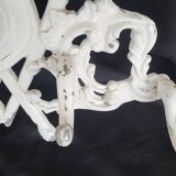 Porte-manteau mural vintage à 4 crochets en aluminium moulé, orné d'héraldique.