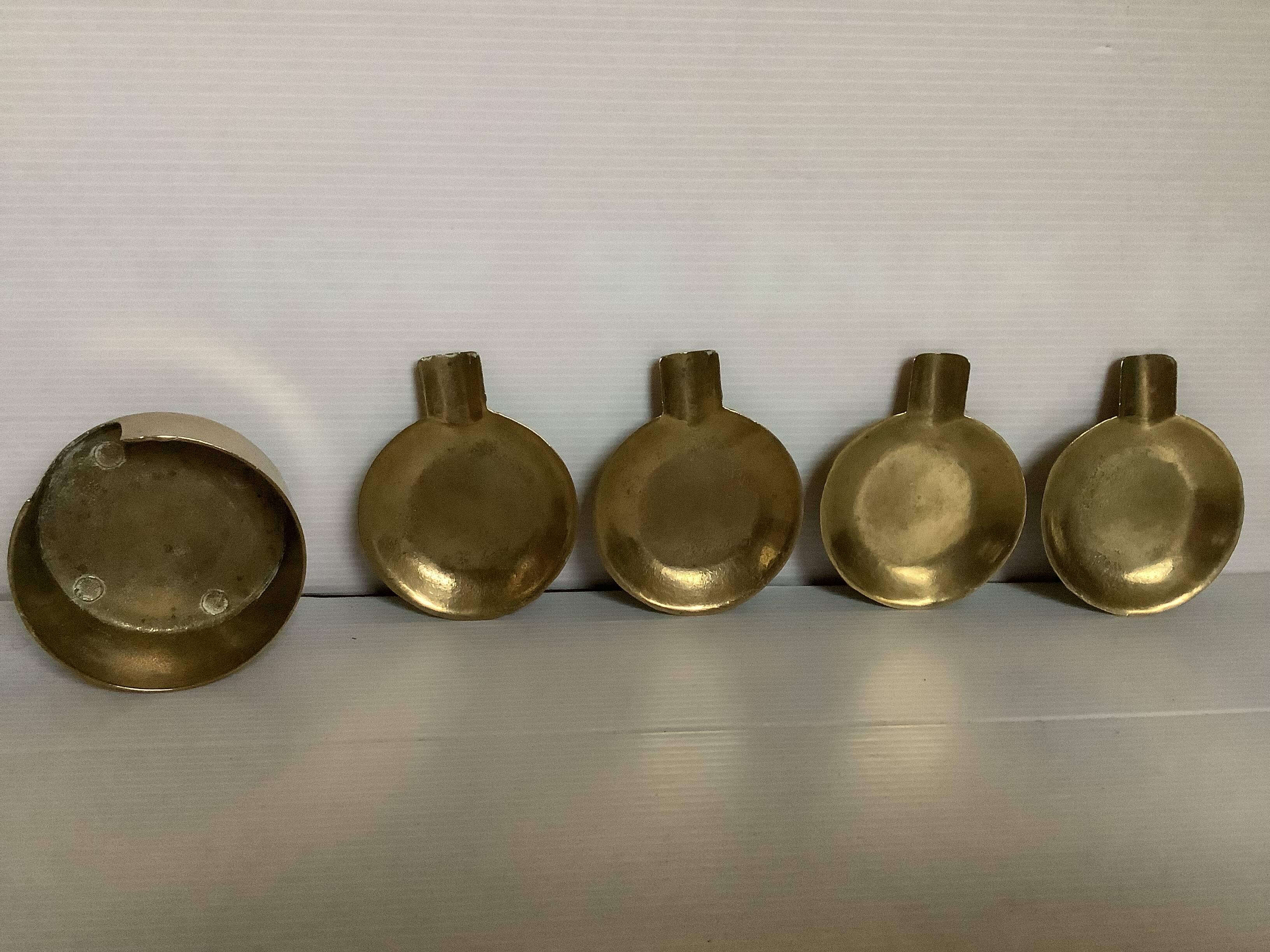 Quatre cendriers individuels en laiton