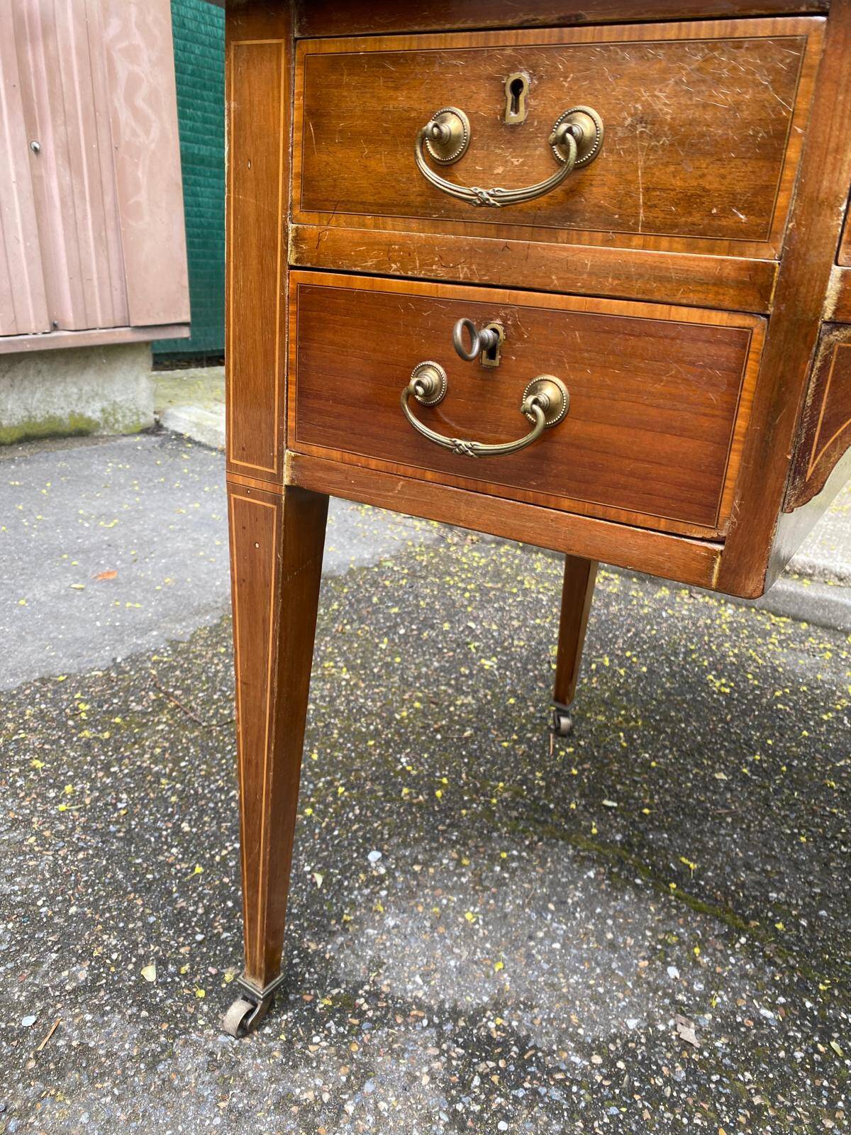 Bureau Louis XVI en bois  et cuir du 19ème