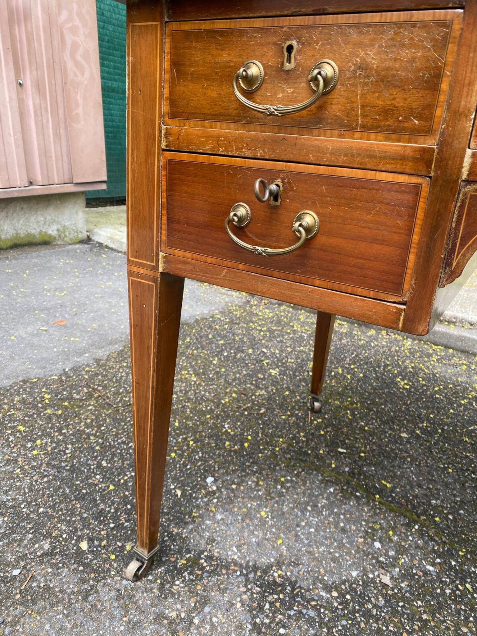 Louis XVI desk in wood and leather from the 19th century