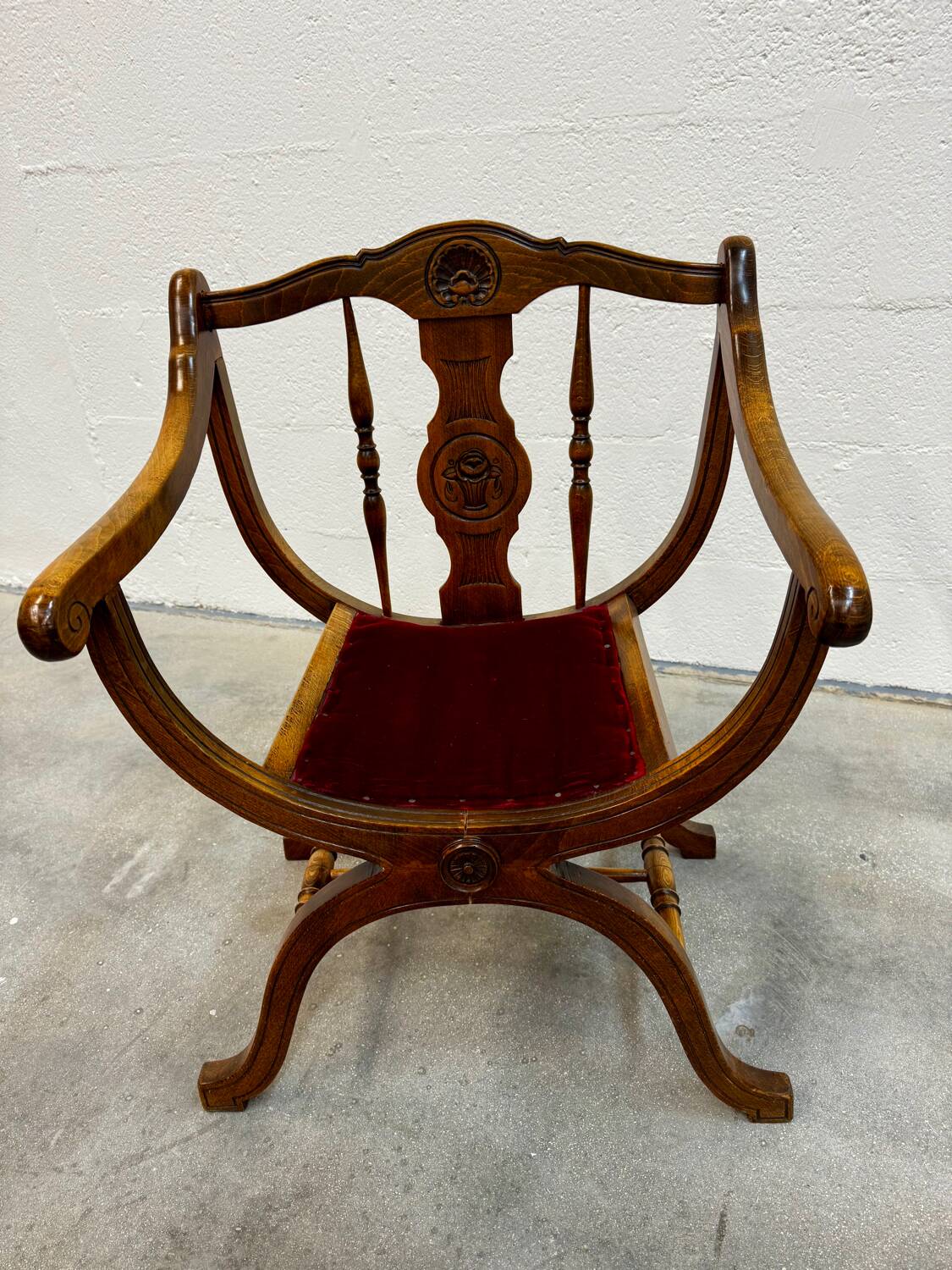 Dagobert armchair with red upholstery