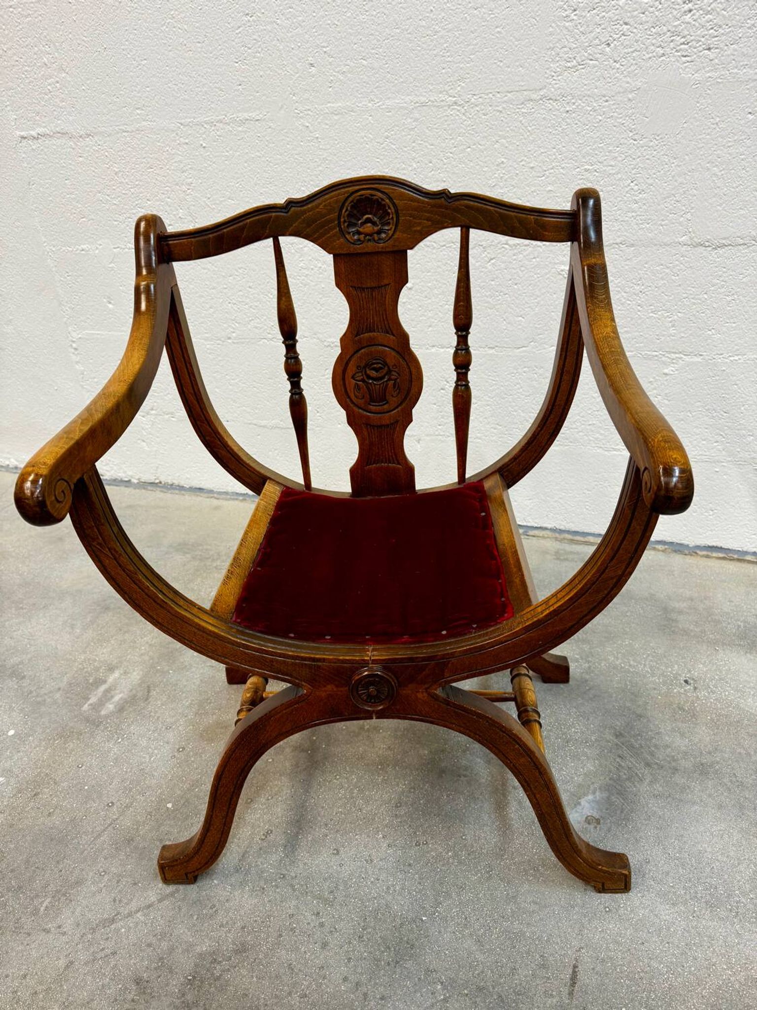 Dagobert armchair with red upholstery