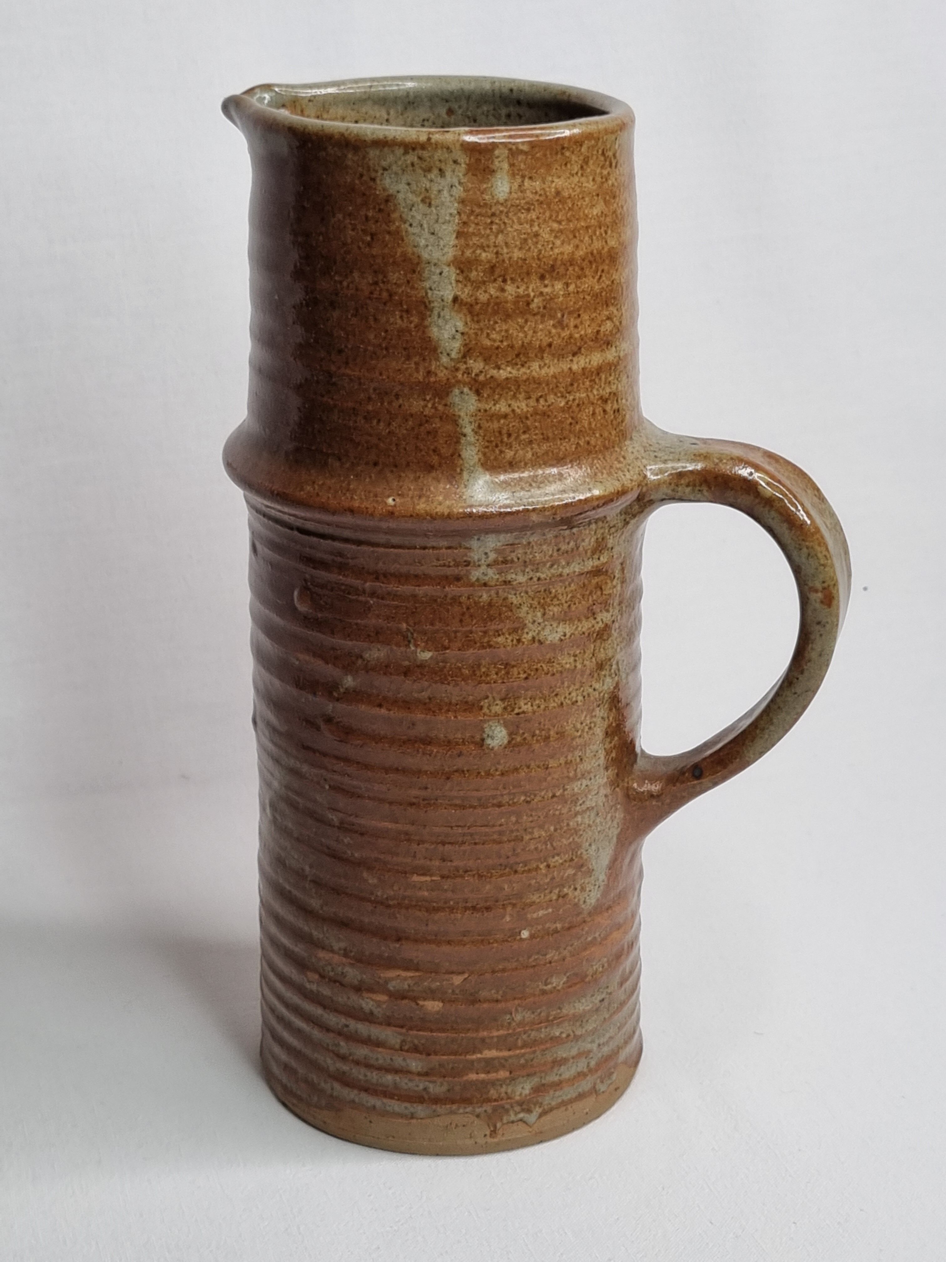 Pichet en grès pyrité signé, années 60-70, 25 cm