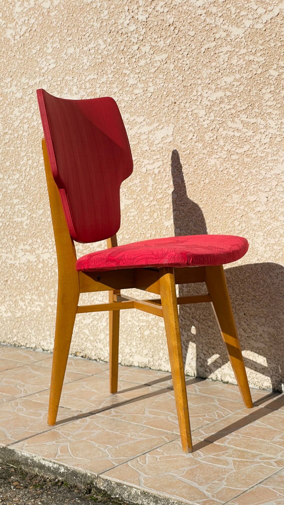 Chaise rétro vintage rouge graphique