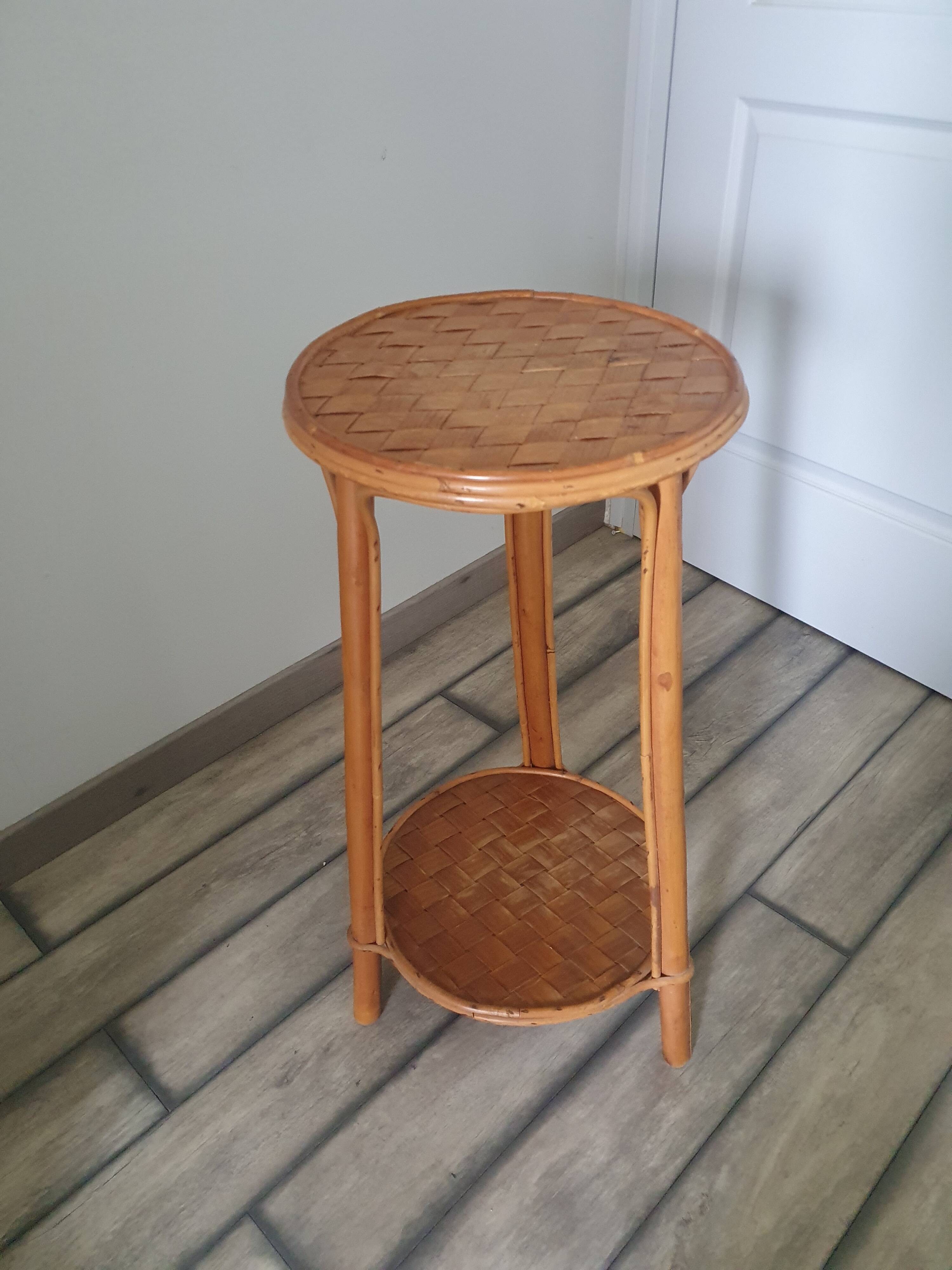 Pedestal table