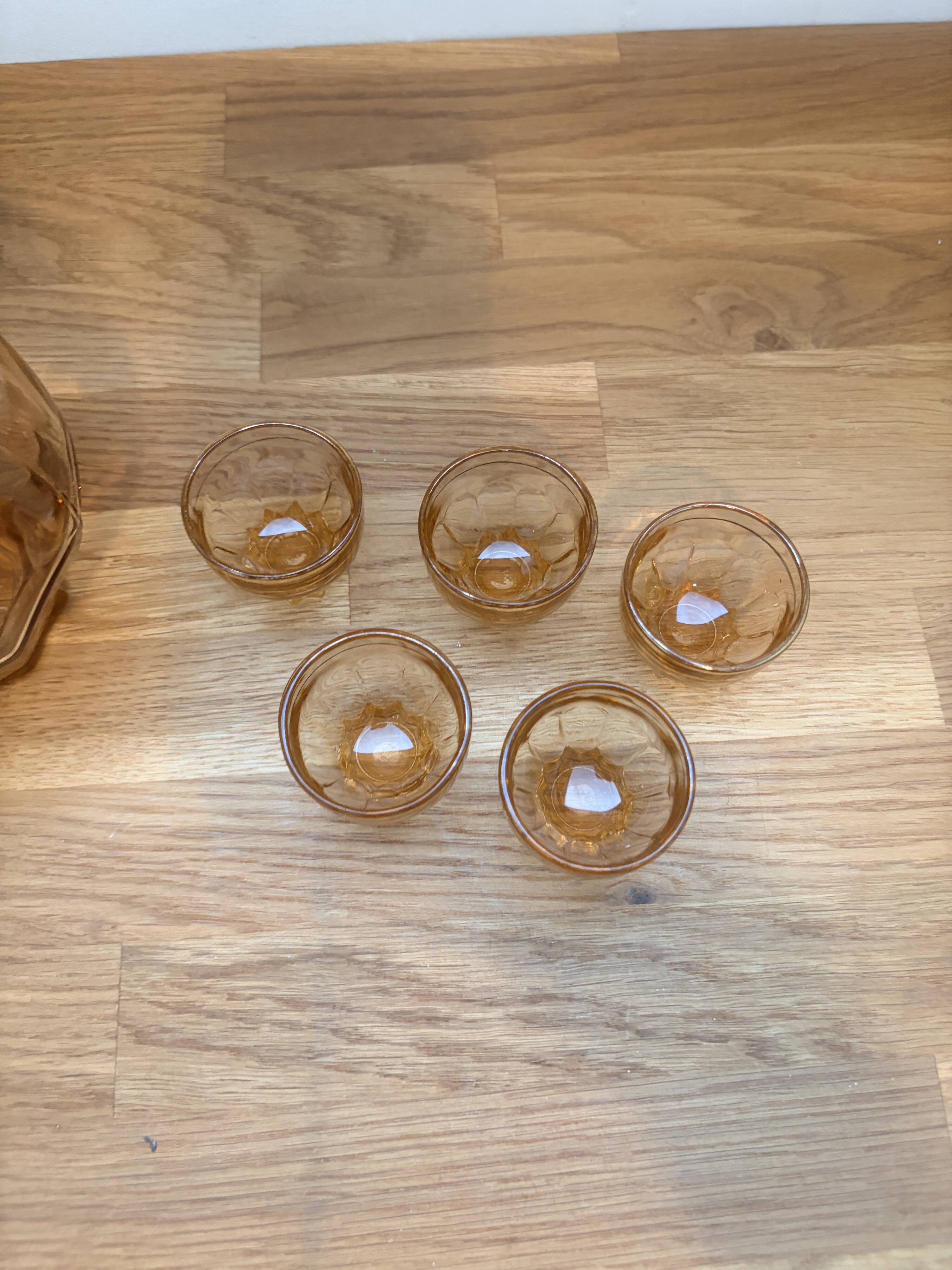Carafe and 5 pink glass liqueur glasses with a gold rim 2008123