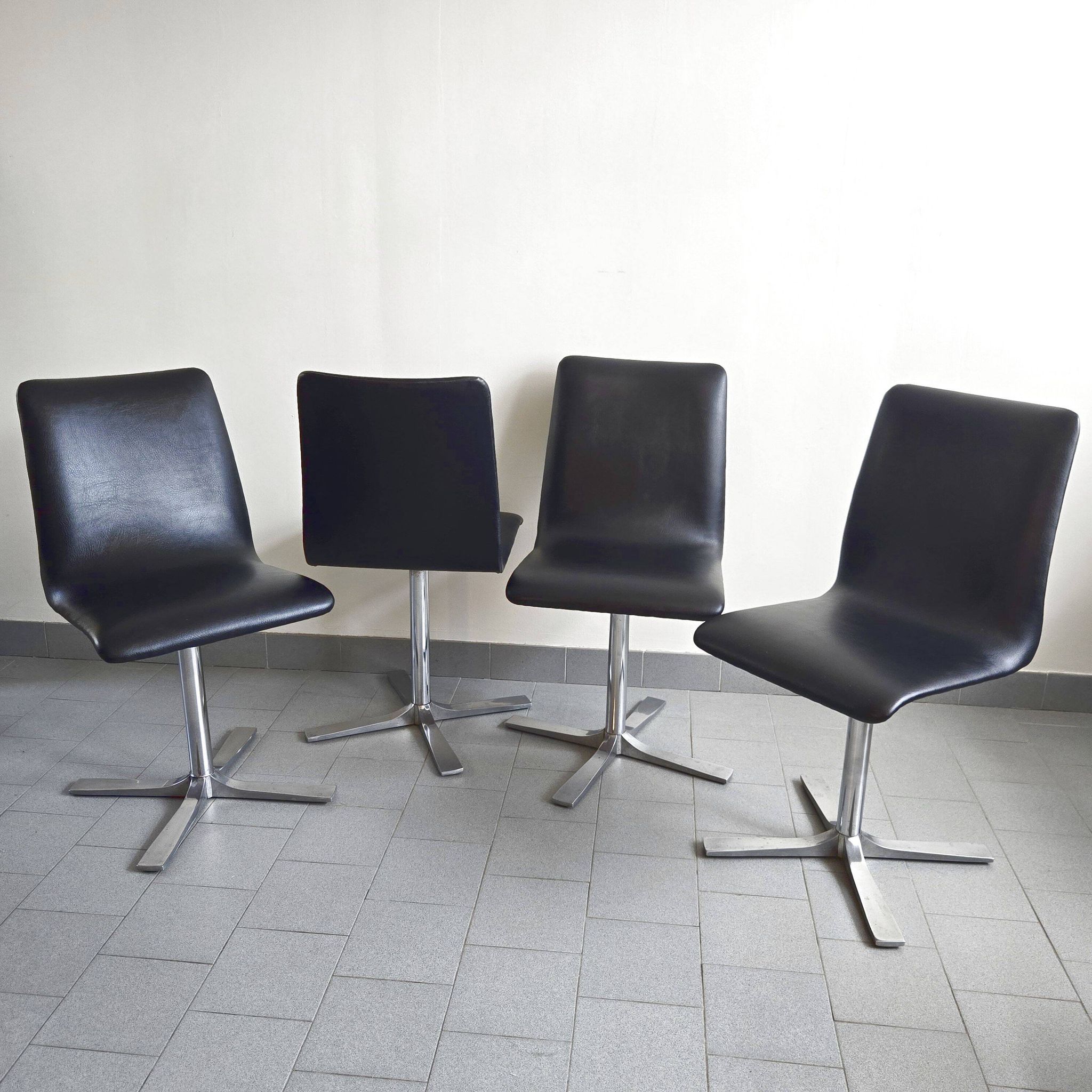 Suite de 4 chaises vintage 1970