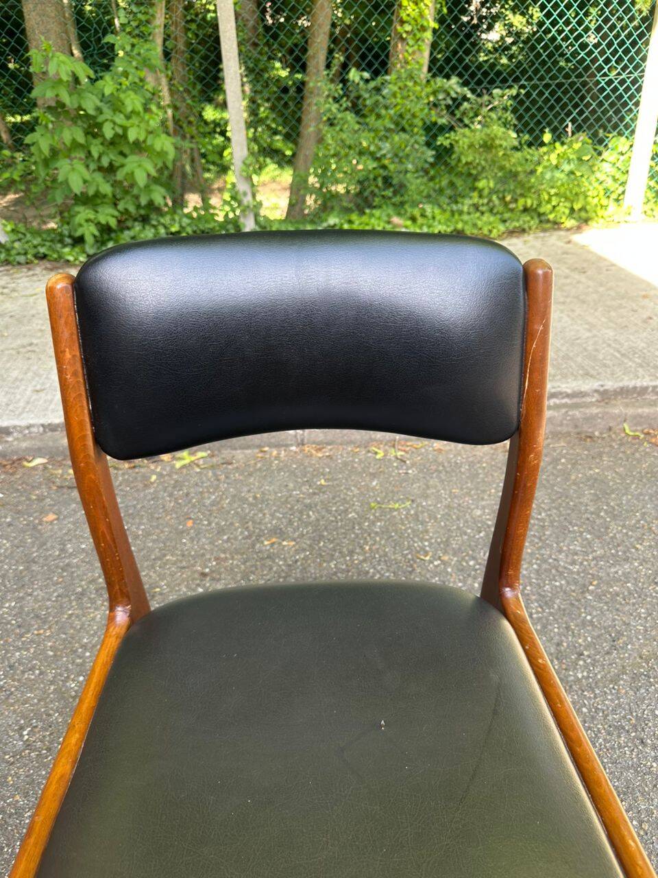 Chaise à manger scandinave en bois massif et cuir noir Danemark 1960