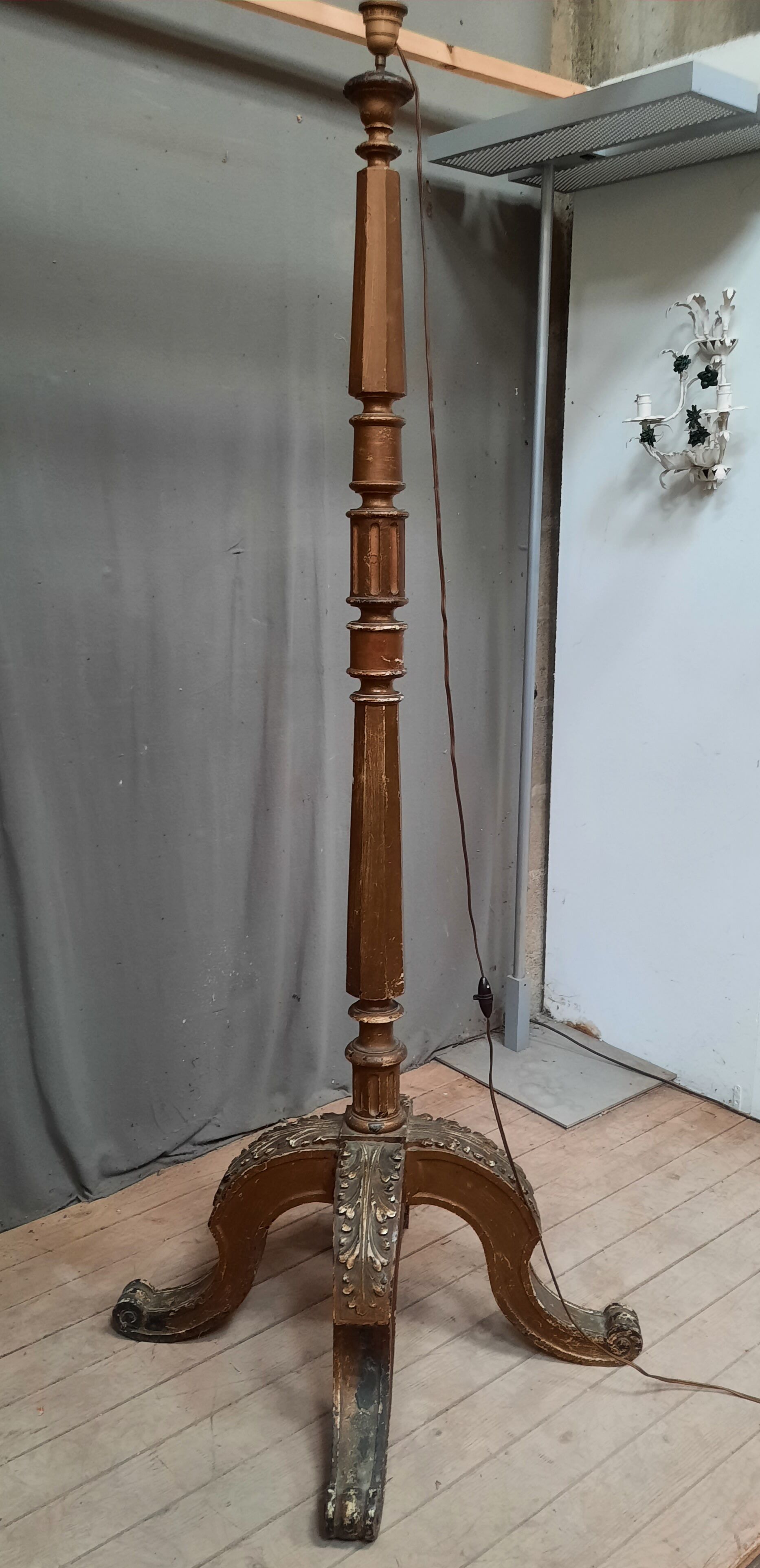 Lampadaire en bois doré