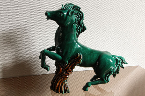 Cheval en faïence verte