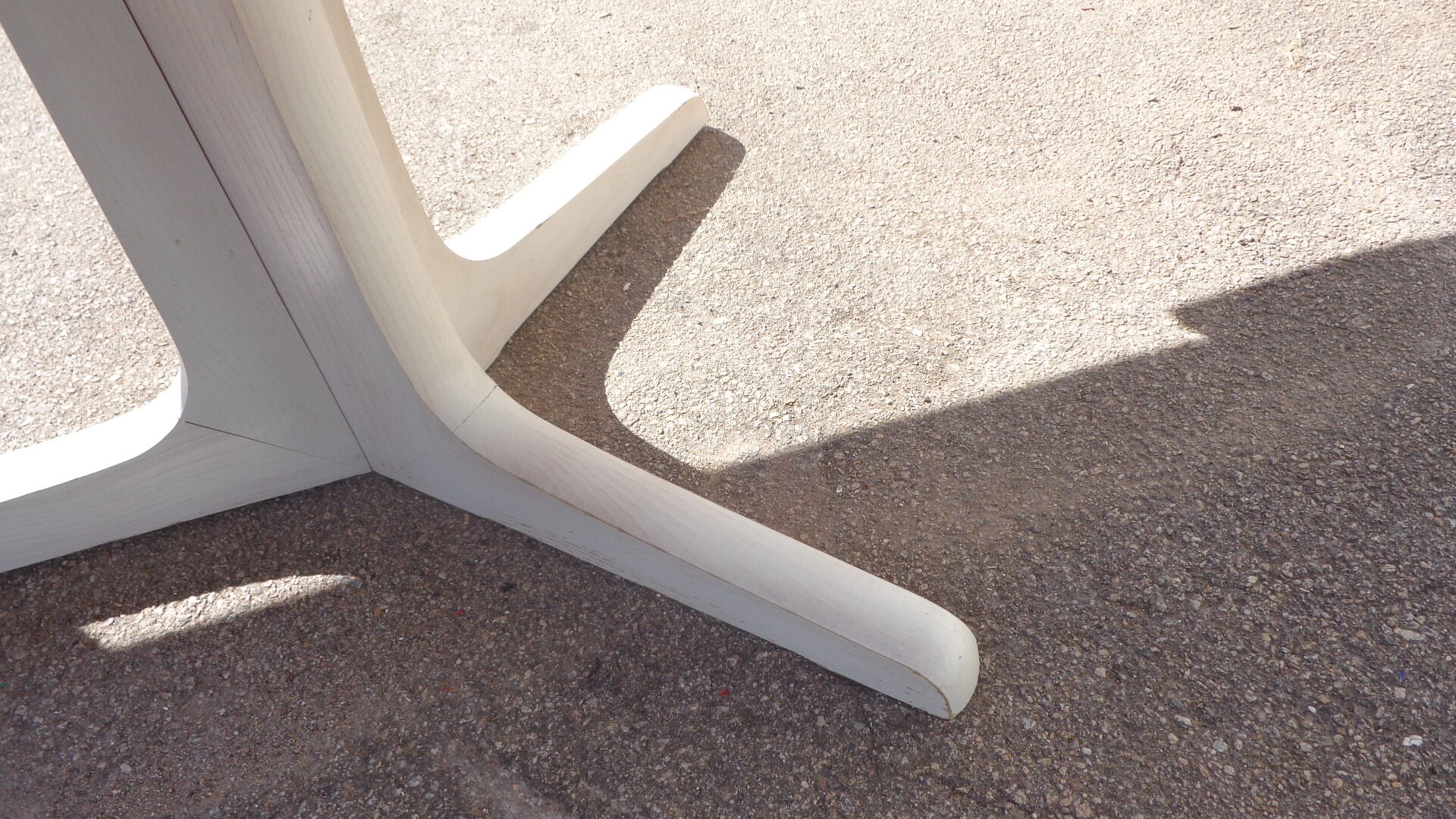 White oval Baumann table