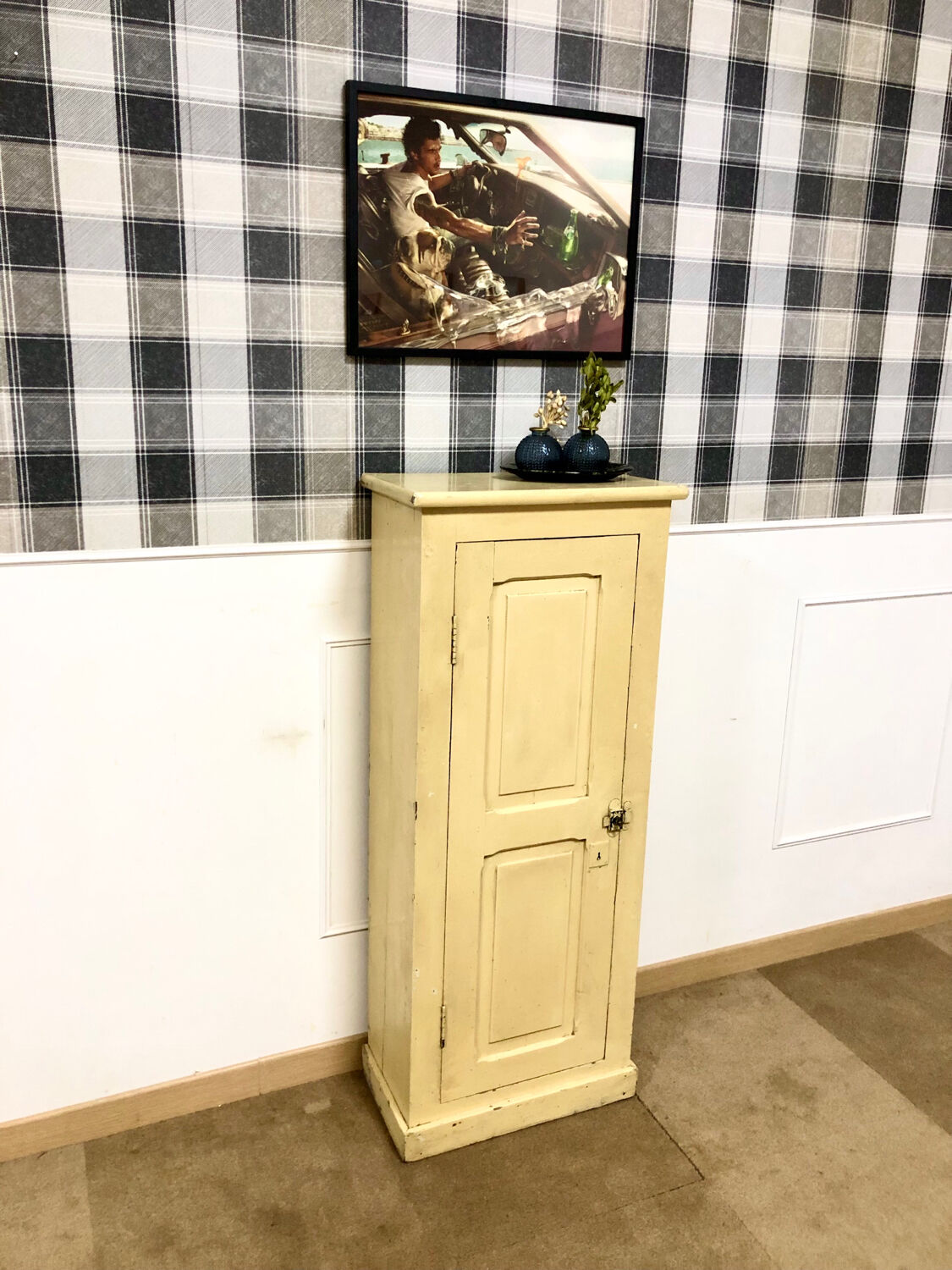 Petite armoire beige vintage