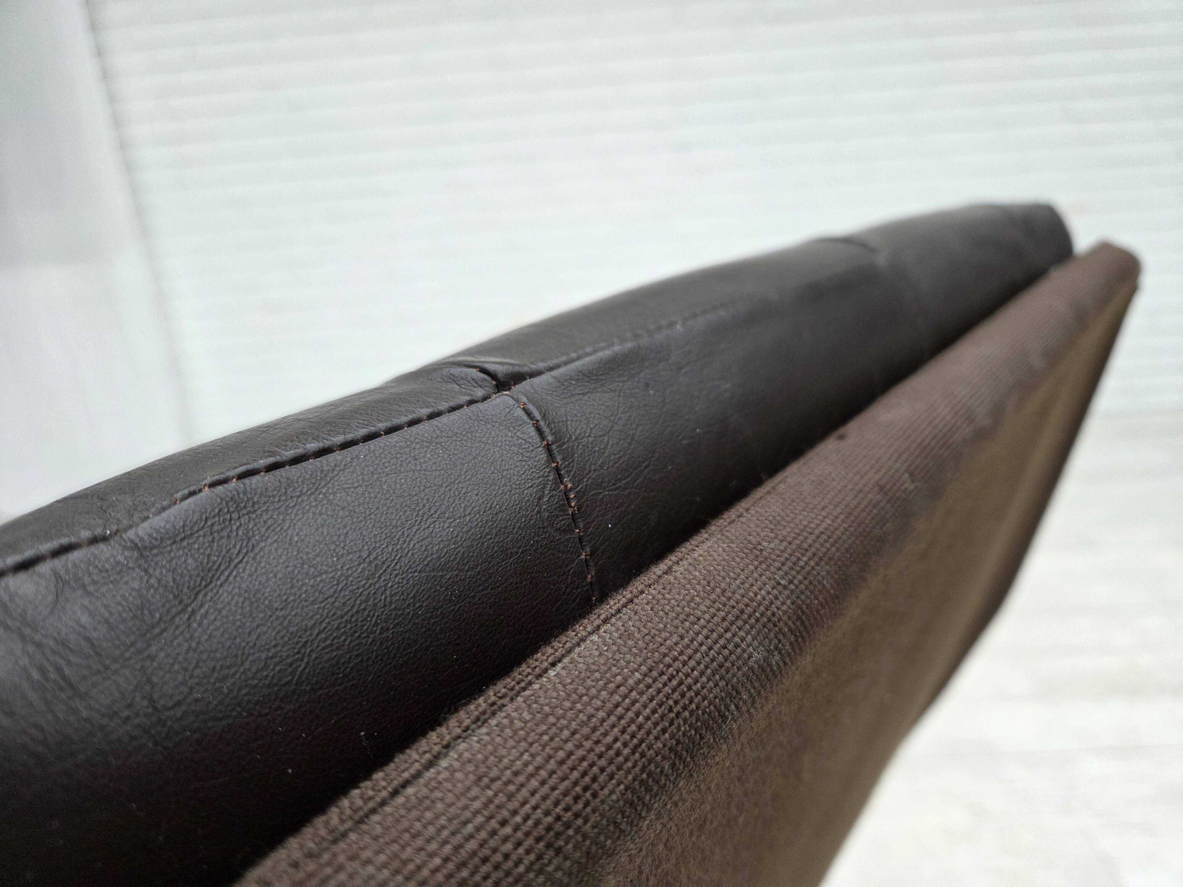 Fauteuil pivotant scandinave des années 1970, en cuir patchwork d'origine.