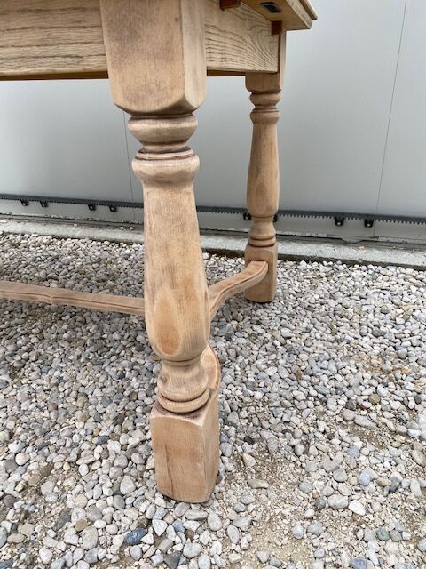 Extendable stripped farm table