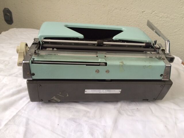 Machine a écrire Olympia en metal bleue vintage 1960