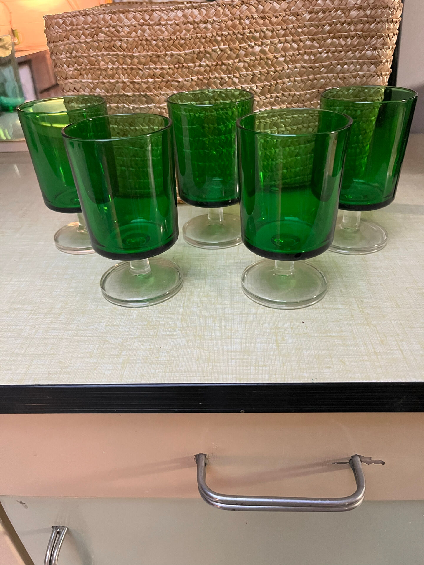 5 stemmed glasses