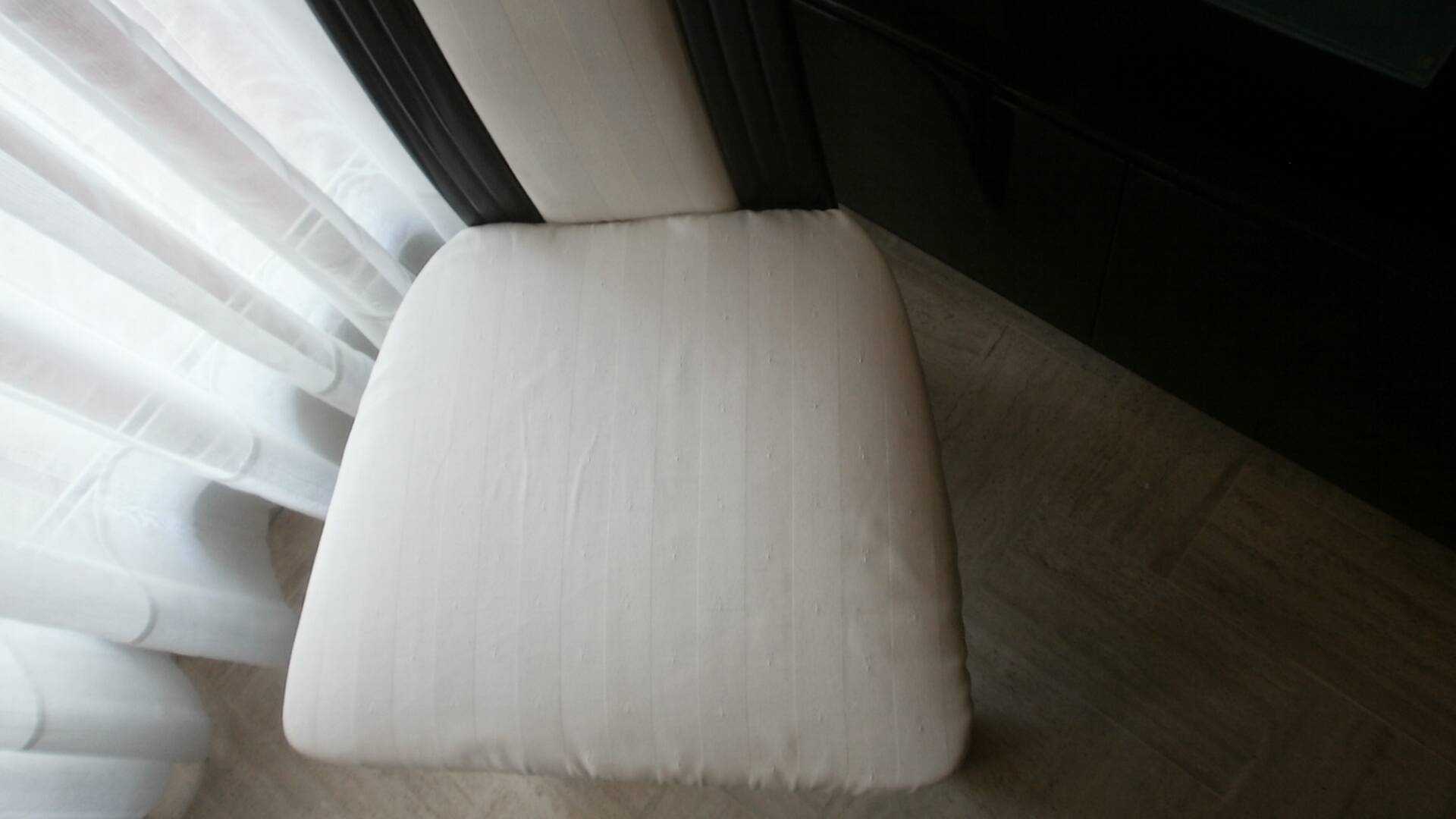 4 chaises contemporaines