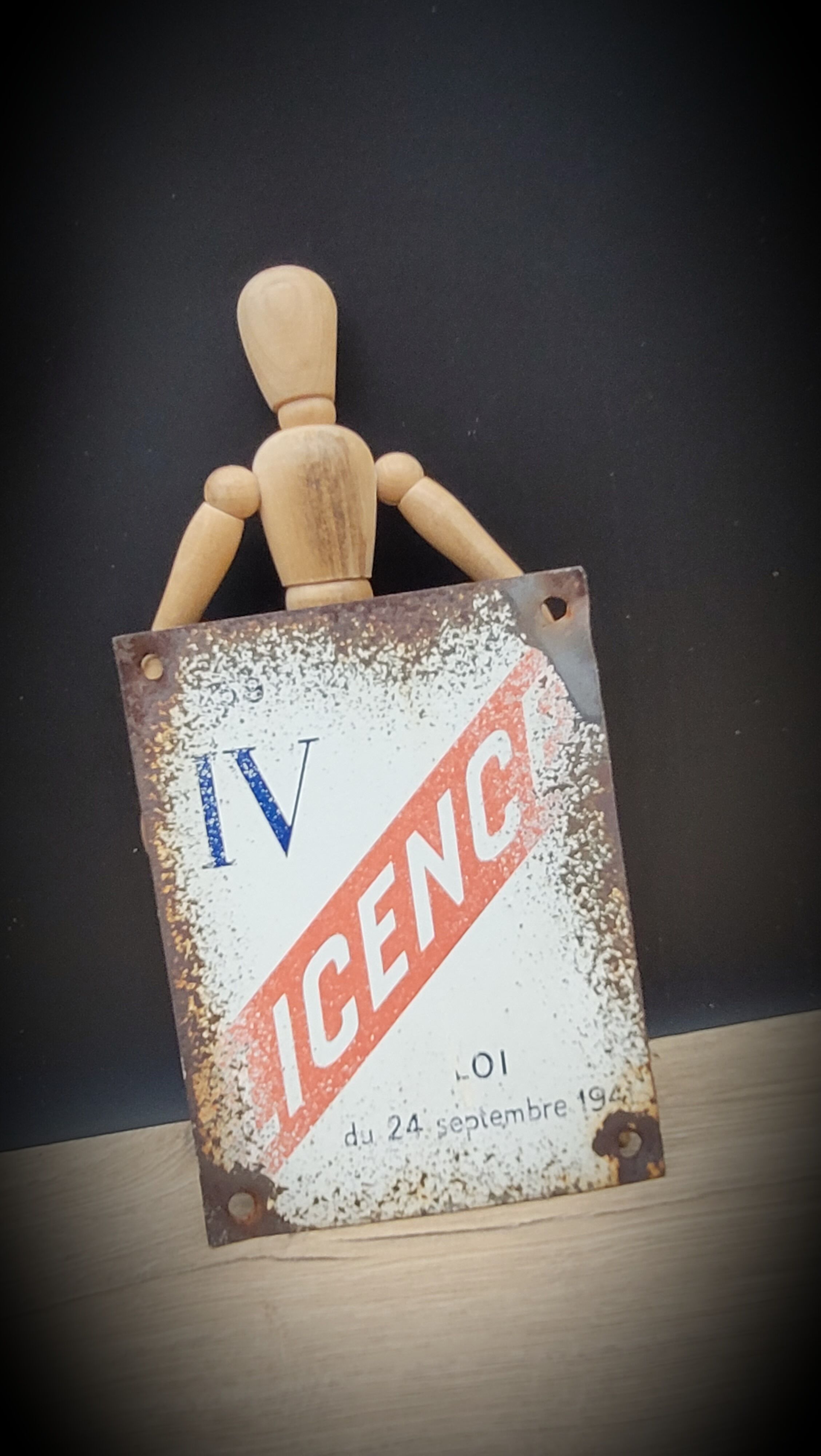 License IV enamelled plate