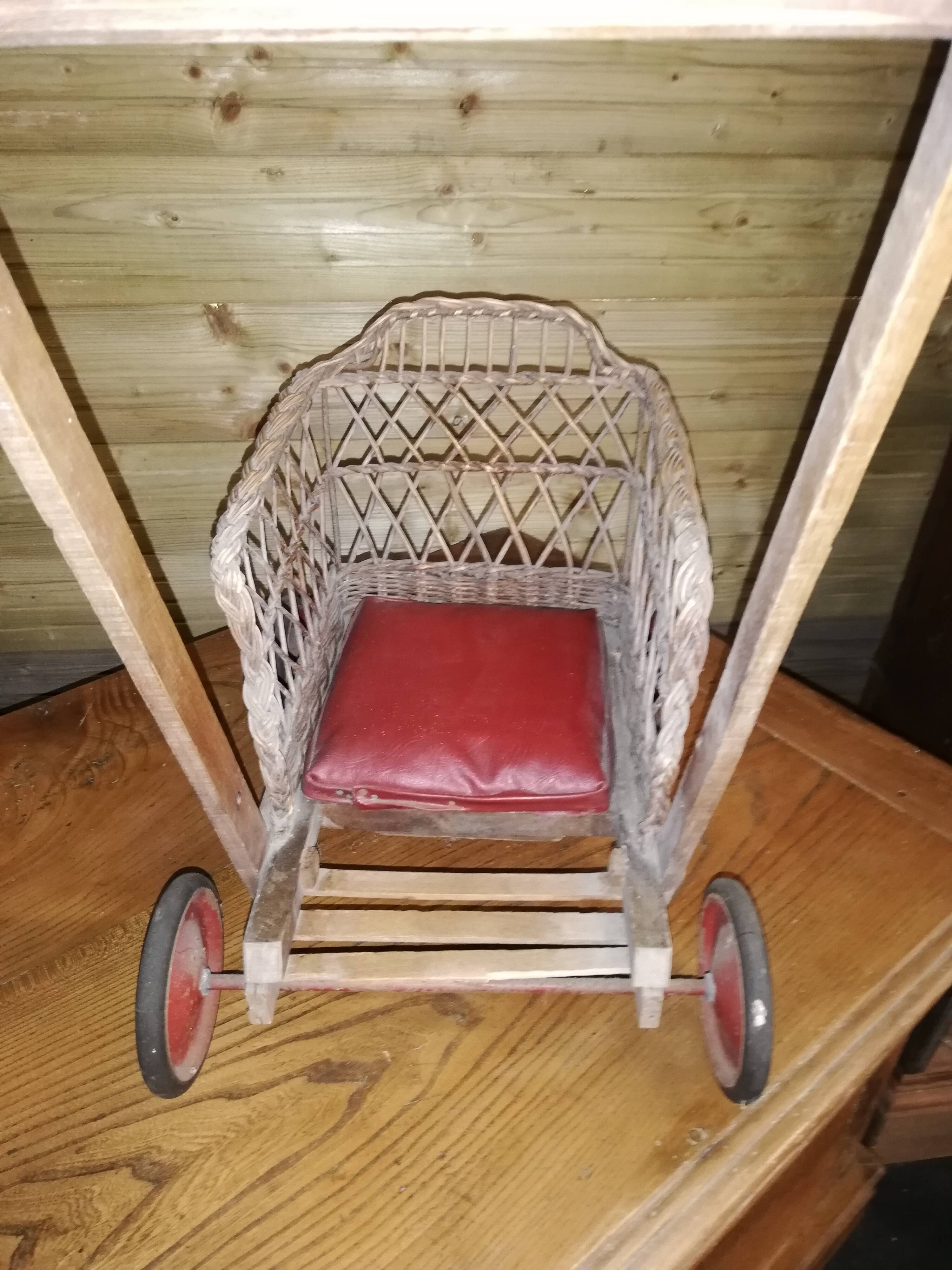 poussette ancienne en osier