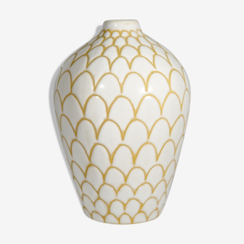 Vase soliflore émaillé blanc, motifs écailles de poisson, de Ioska 1960 Danemark