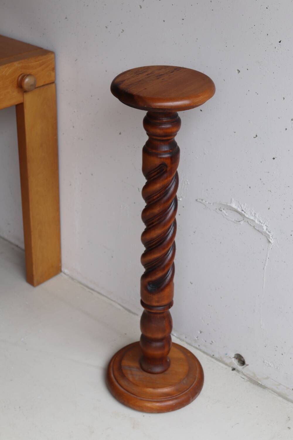 Saddle, pedestal, turned wooden column