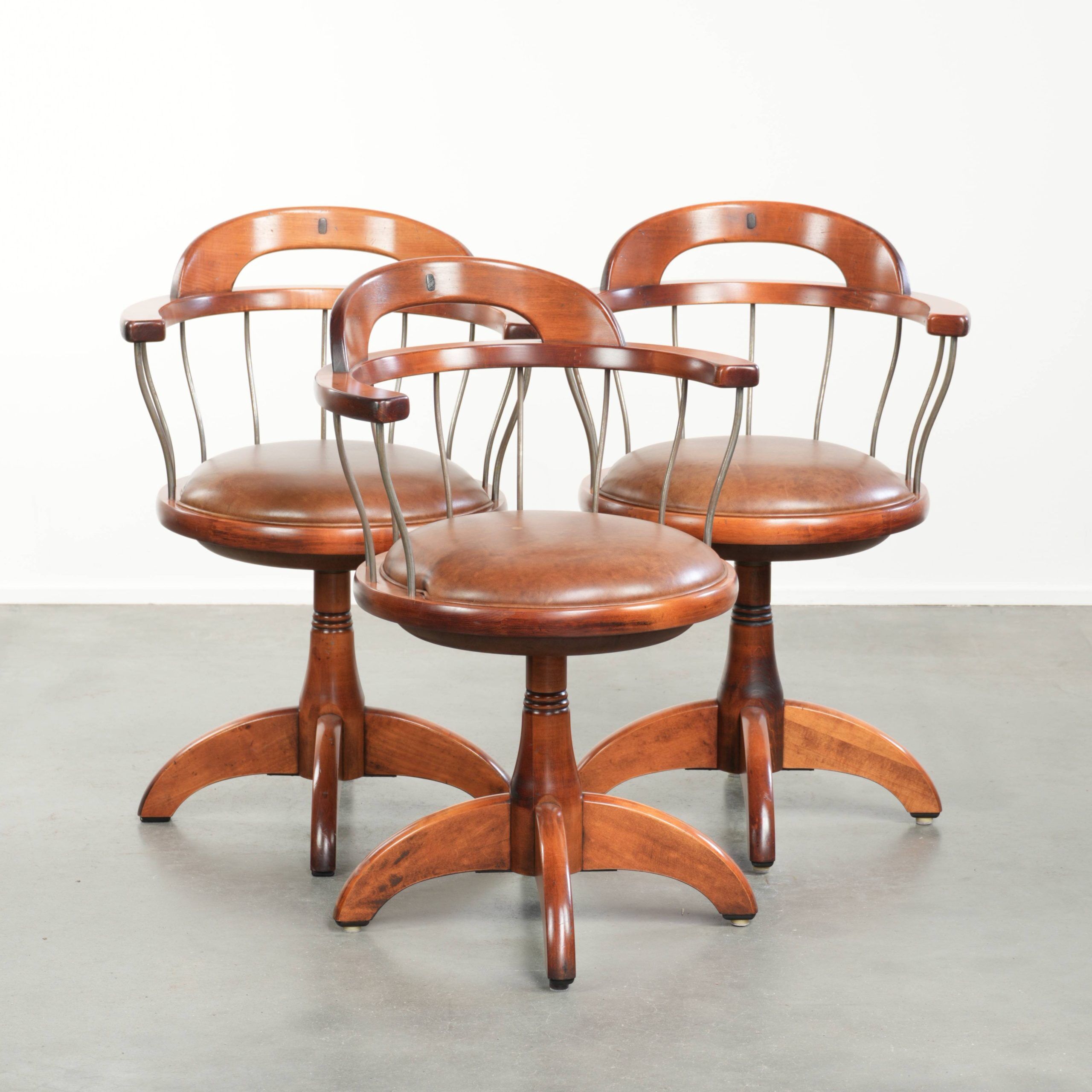 Ensemble de 3 chaises de bureau / de côté pivotantes avec un siège en cuir de vache couleur cognac.