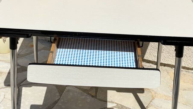 Vintage formica table with 2 extensions
